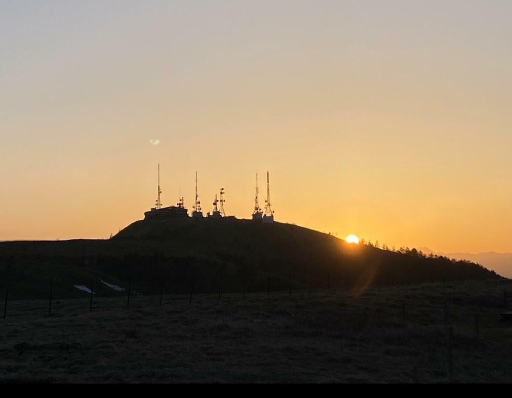 夕陽に映えるアンテナ群　画像提供：polo様