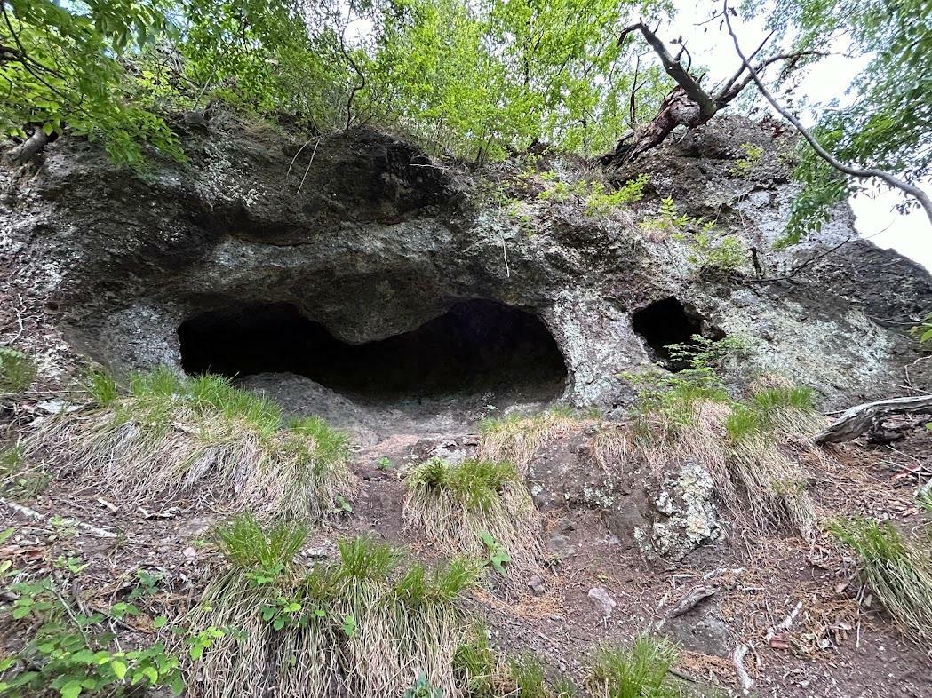 バクチ岩と呼ばれる洞窟