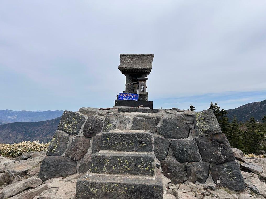 山頂の祠には「禰固岳」神社とある