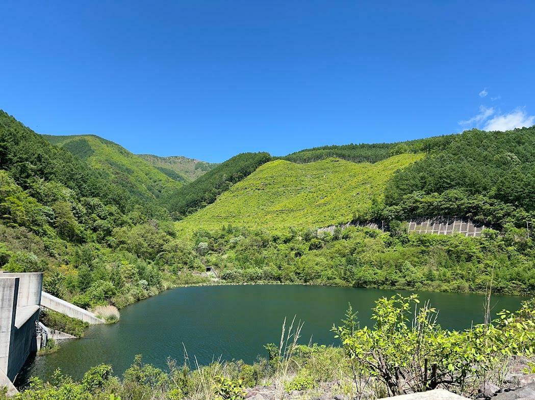 山の中にぽつんとある小さなダム　