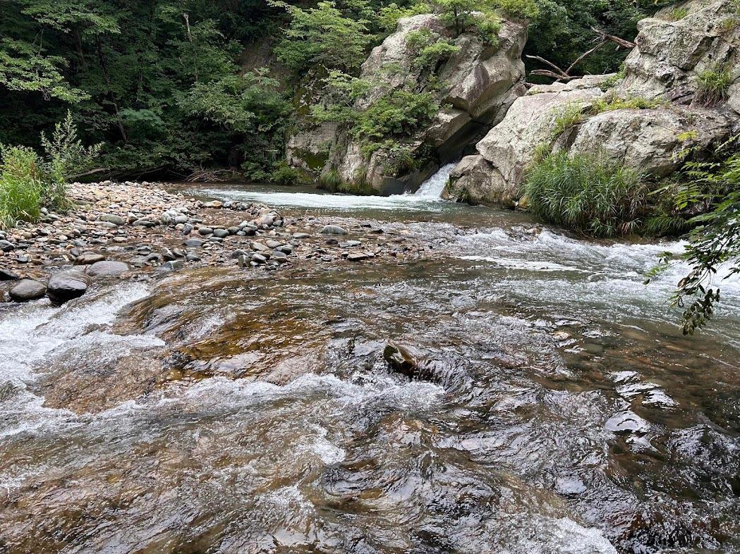 水量が多く流れが強かったので滝まで近づけなかった