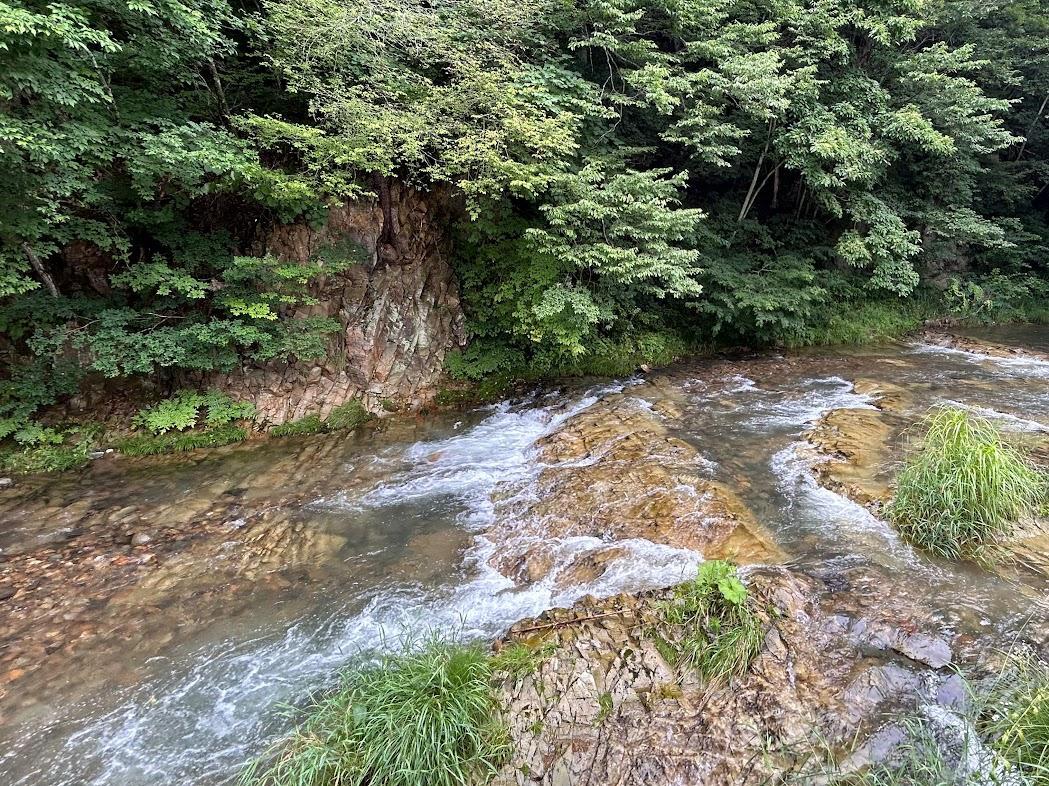 滝の下流　滑床が美しい