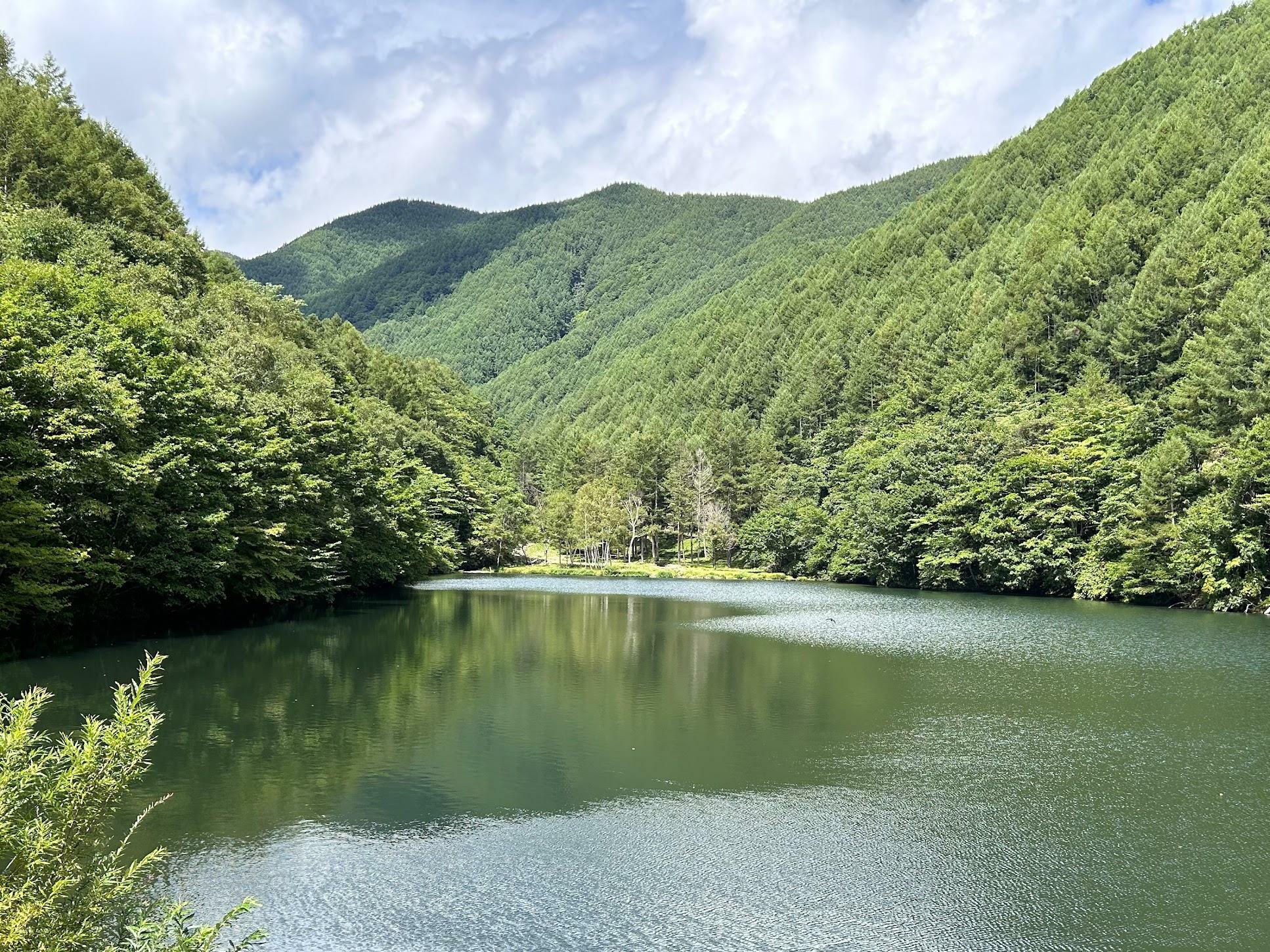 静かに水をたたえるダム湖　四季折々の風景が楽しめる