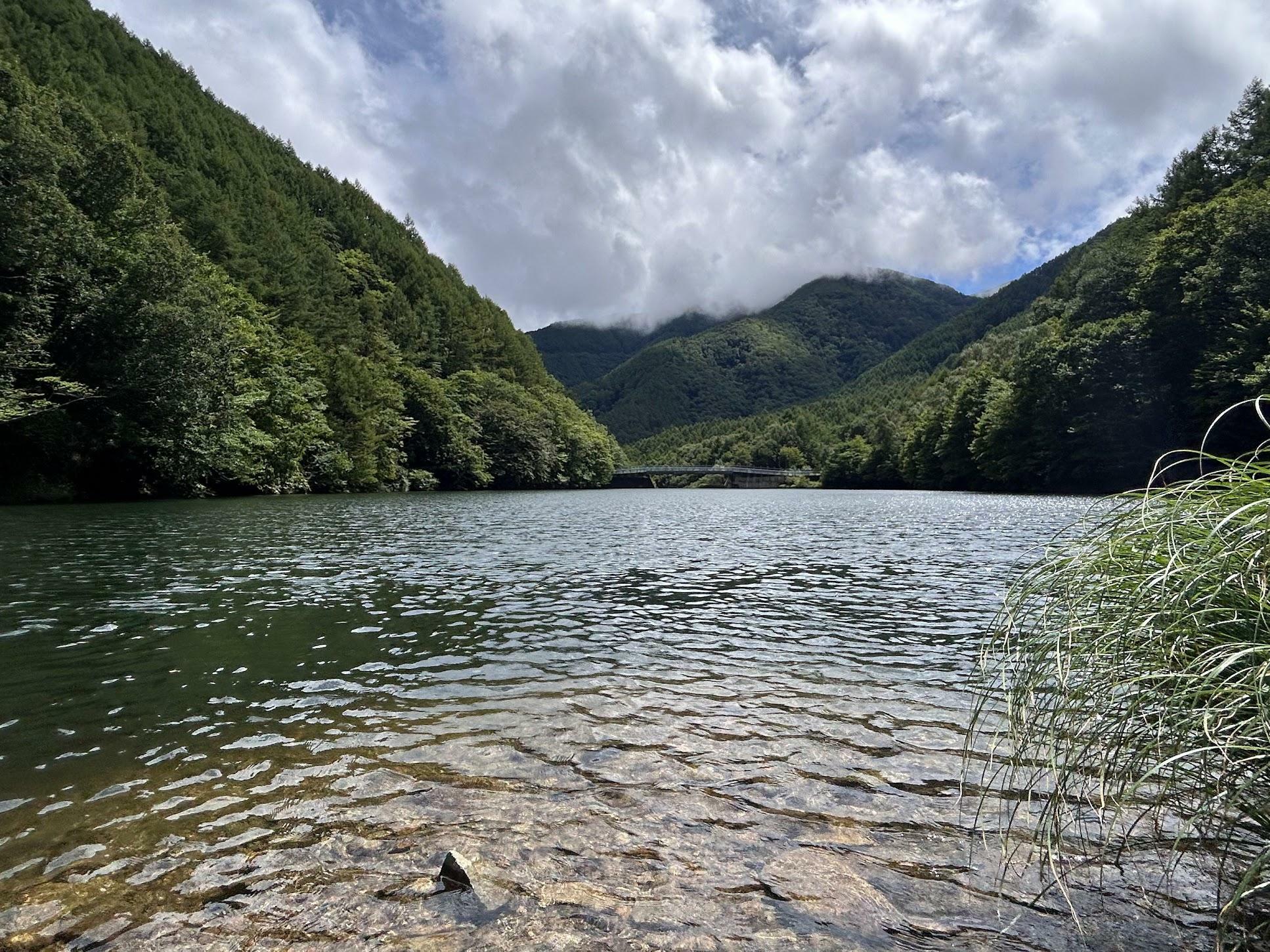 ダム湖には入らないように