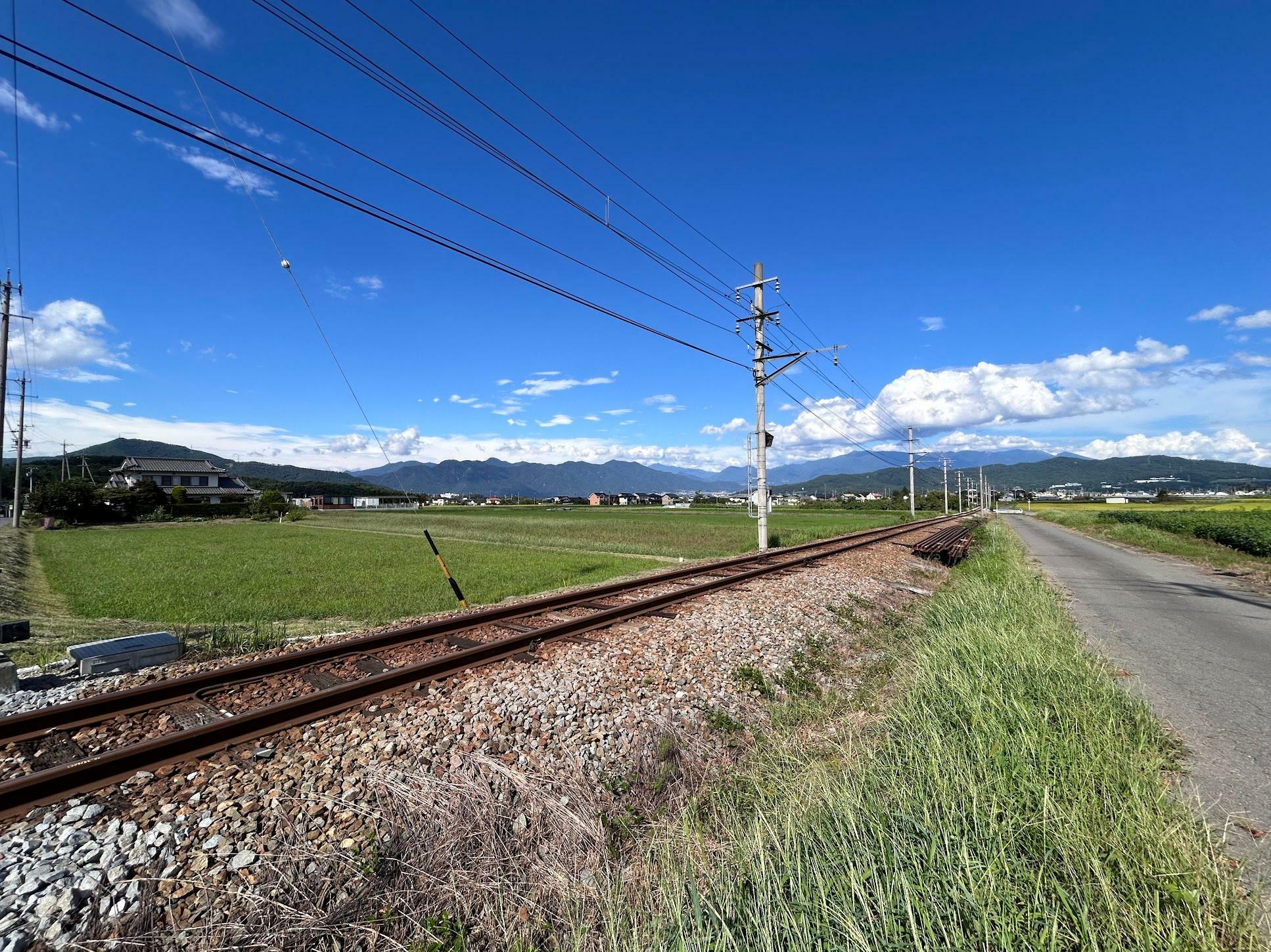 広い田園を走る別所線