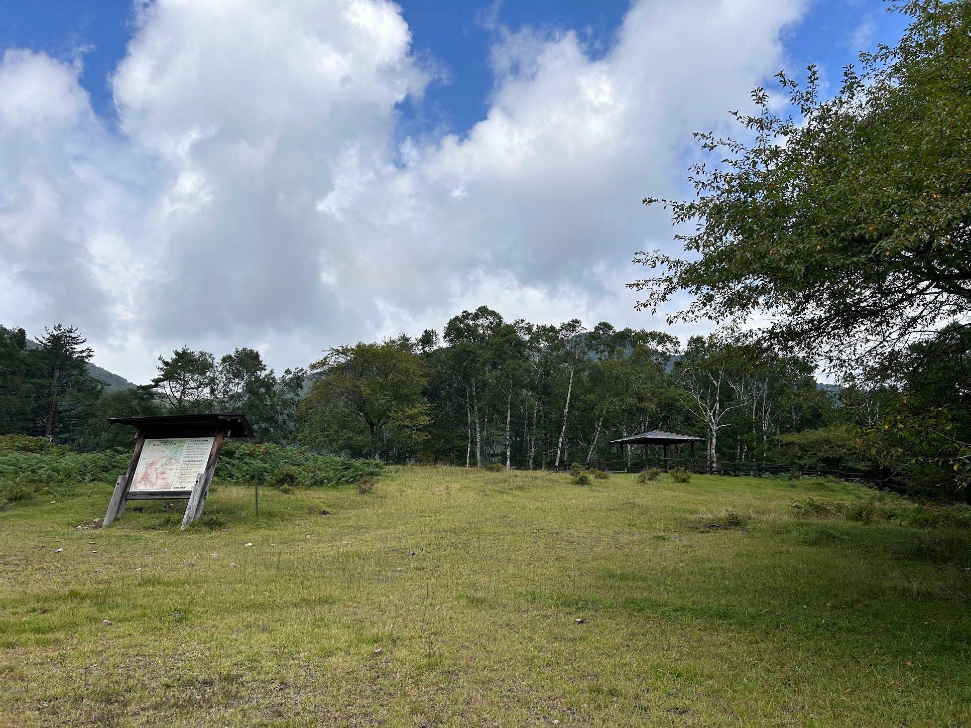 誰もいない広場にポツンと建つ東屋　ちょっとシュールな光景