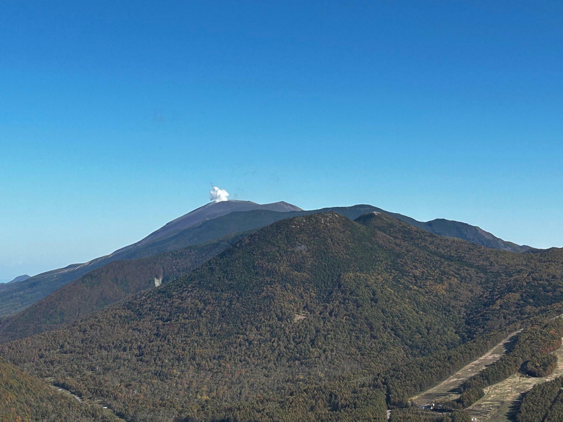 噴煙をあげる浅間山