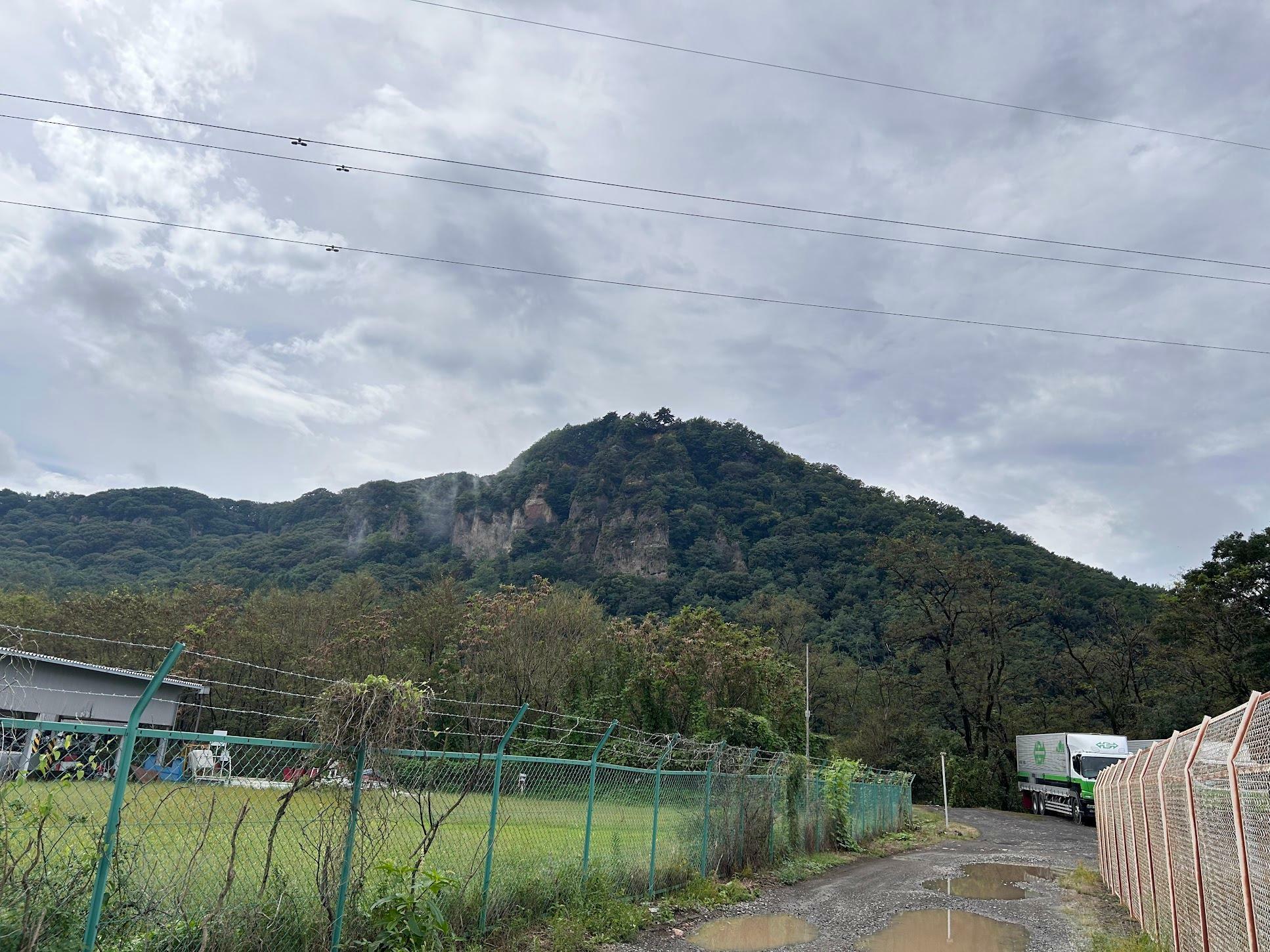 千曲川沿いから見上げた外山城