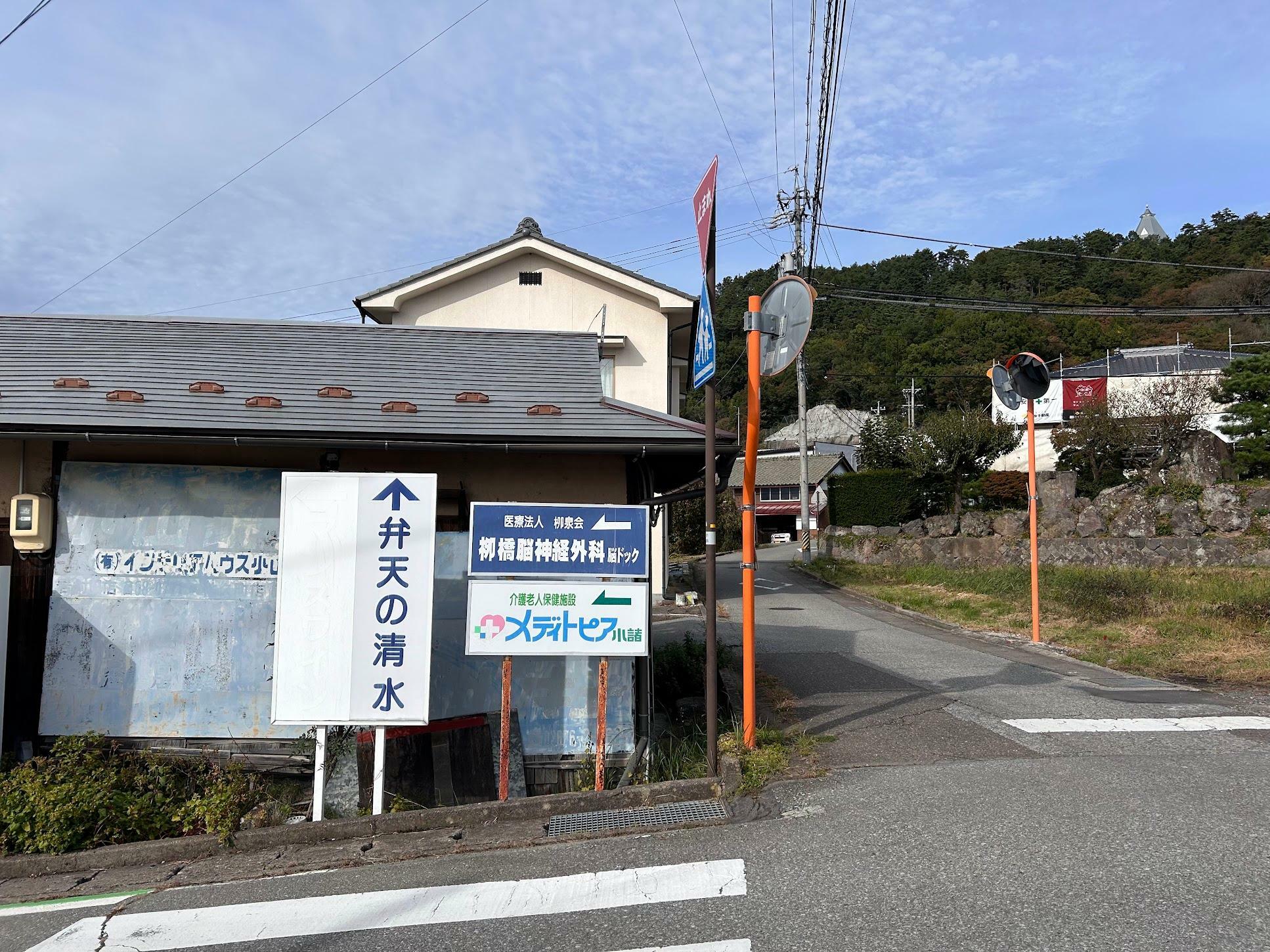 路地の入口には案内板あり