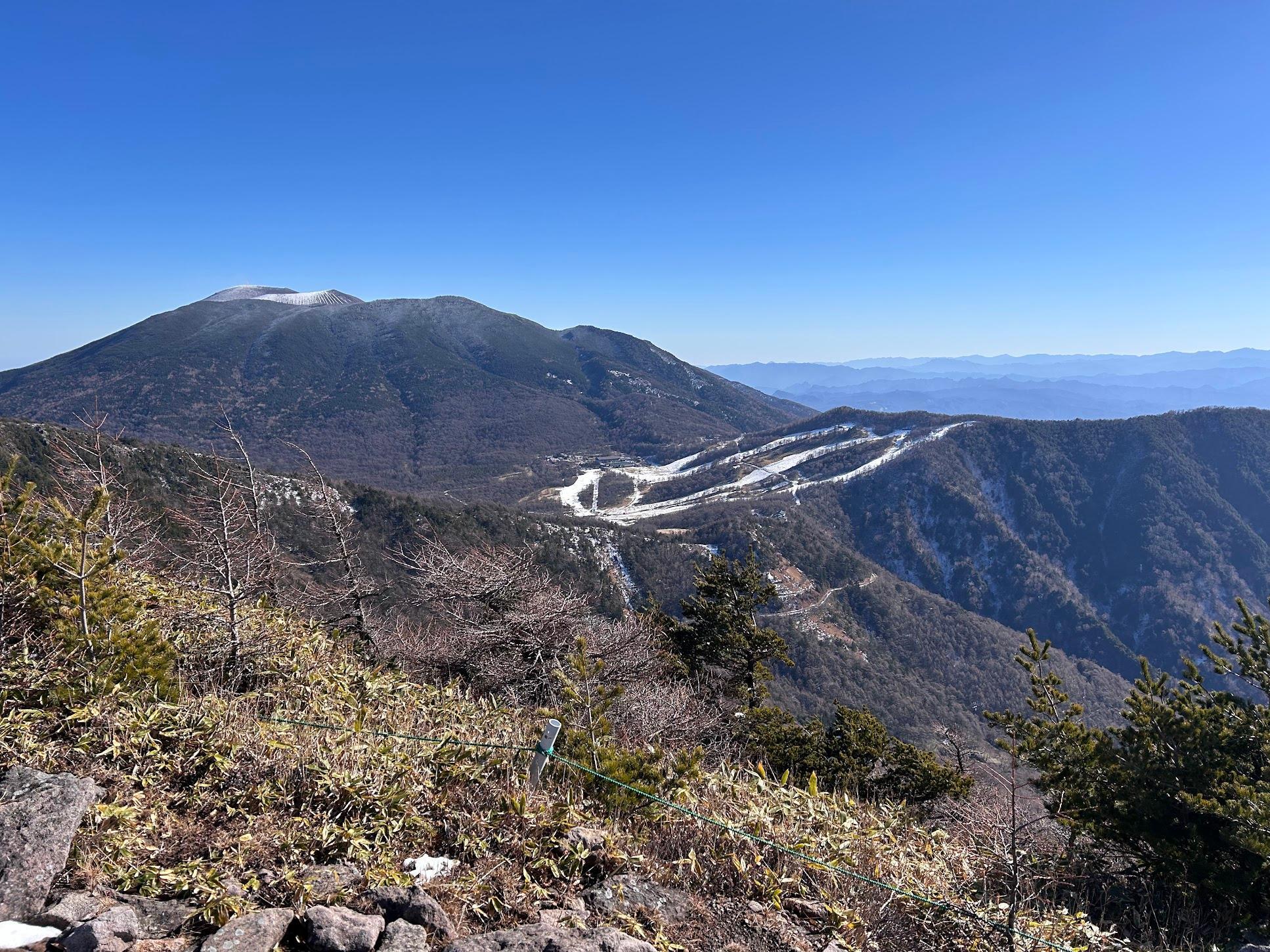 篭ノ塔山から見える高峰マウンテンパーク