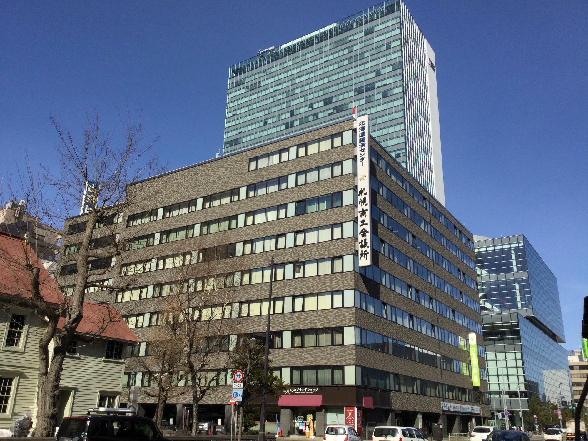 左の赤屋根が札幌時計台