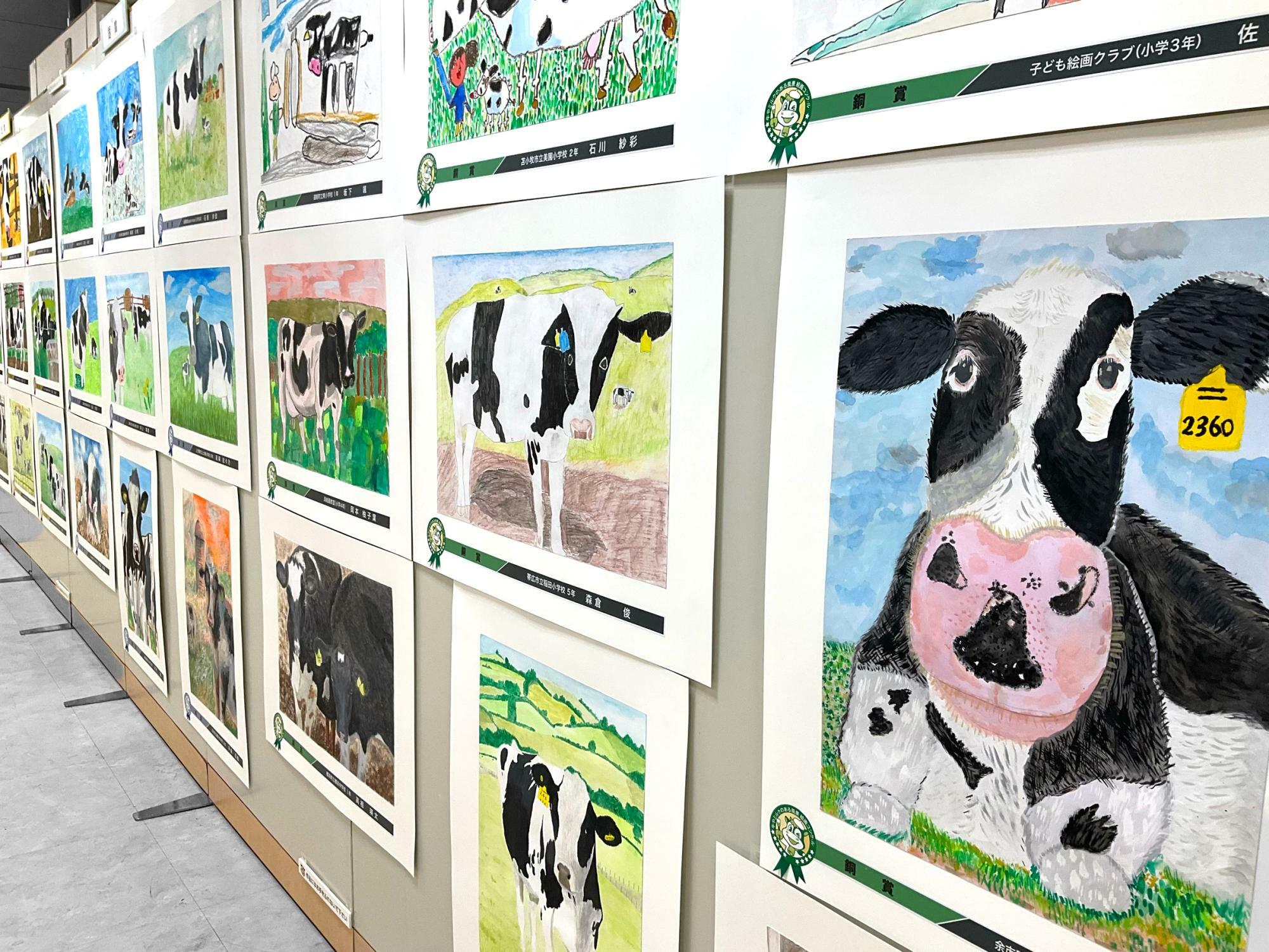 全道の小学生・中学生が書いた絵が大集合♪牛やミルクのある風景絵画コンクール絵画展