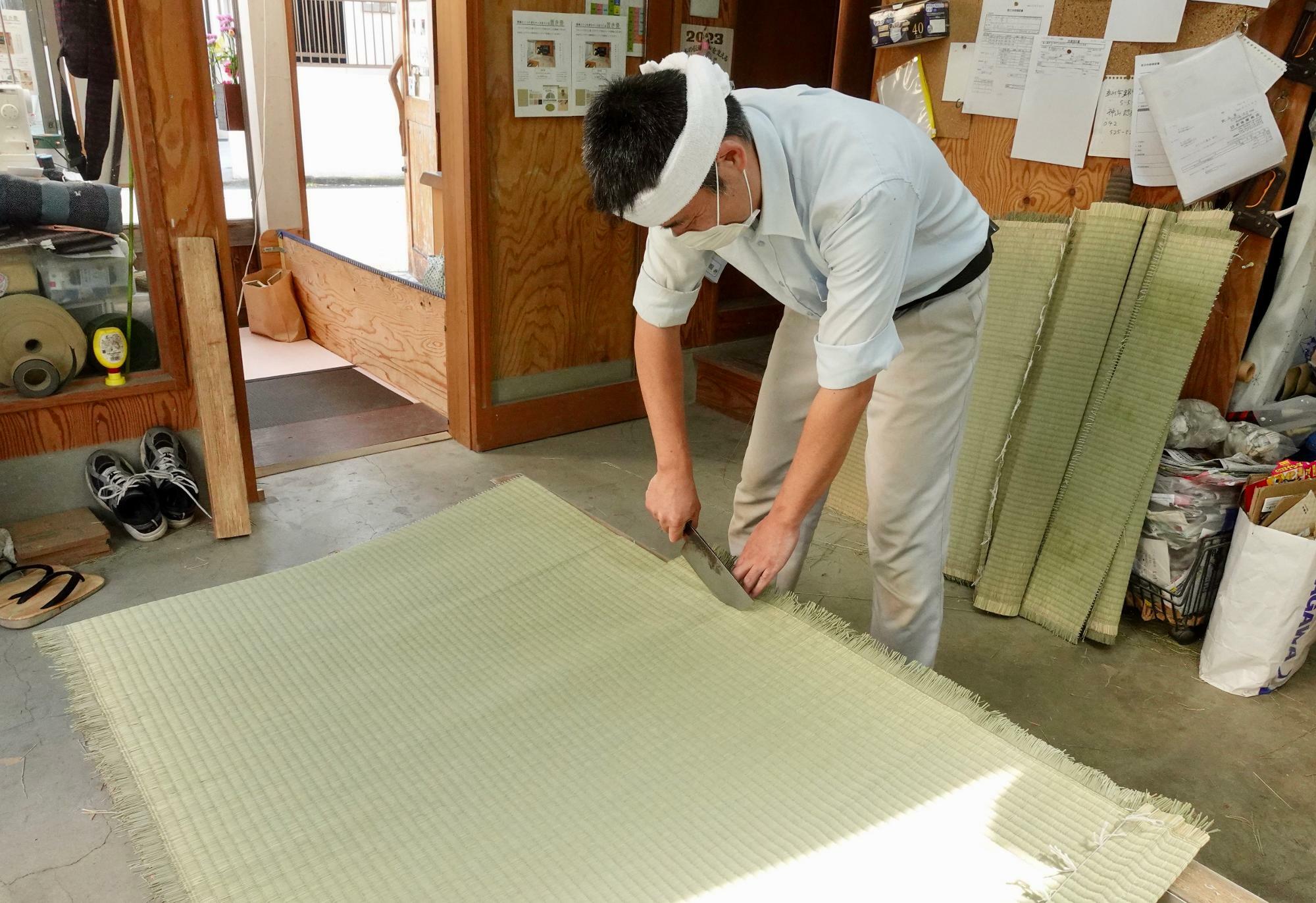 お店に併設された作業場で畳を作ってます