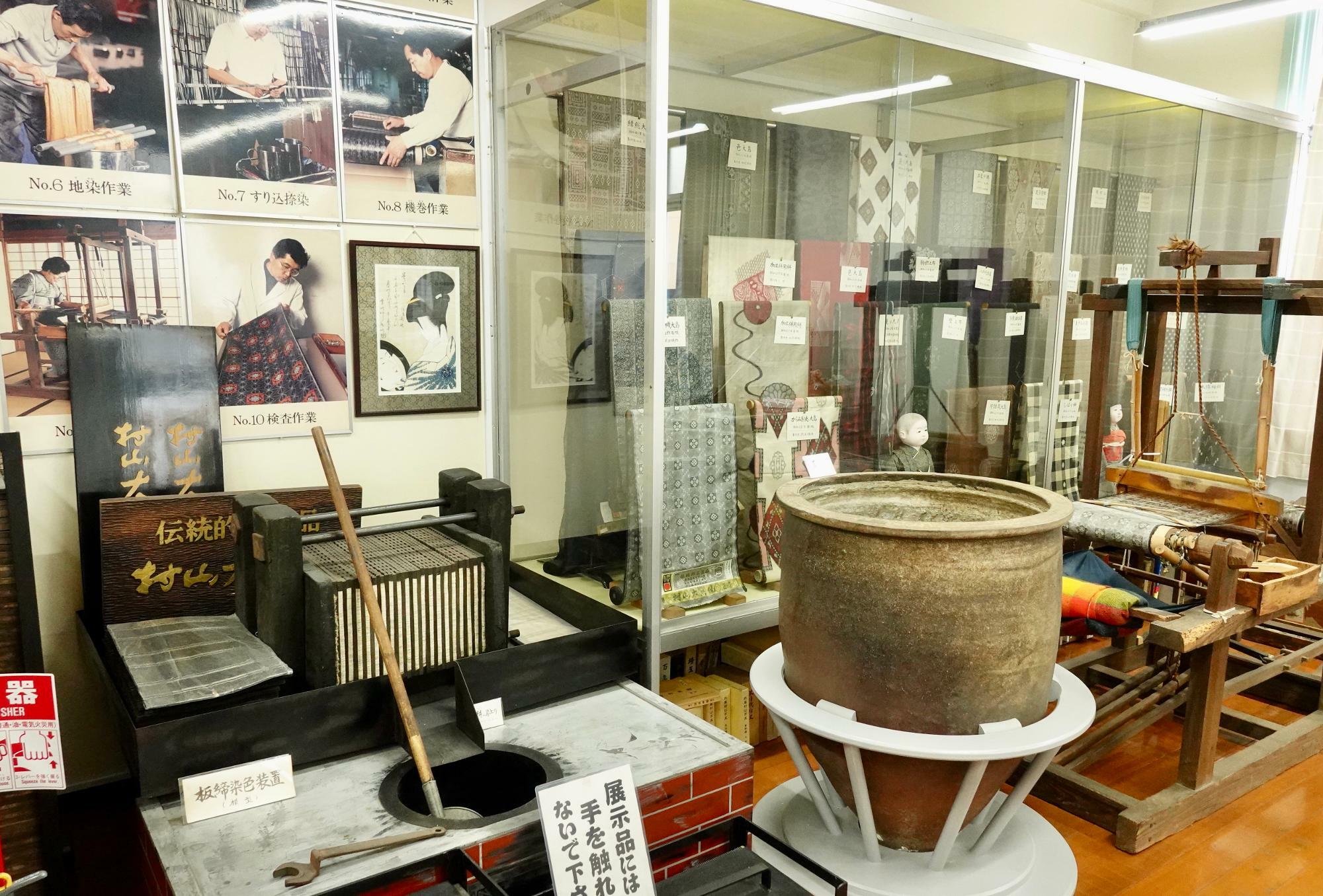 村山大島紬の歴史を知ることができる貴重な史料の展示も