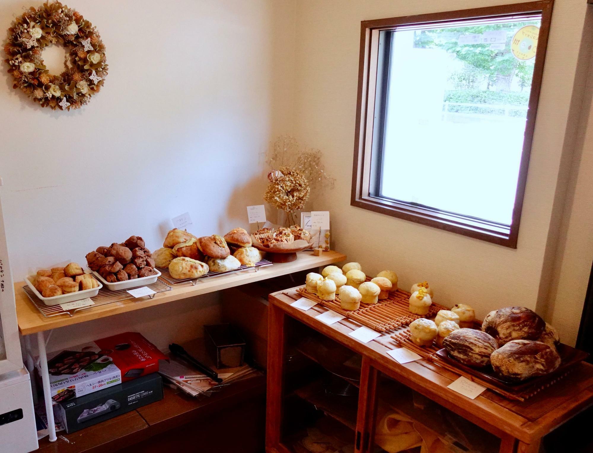 こぢんまりとした店内に並ぶパンたちが美しい