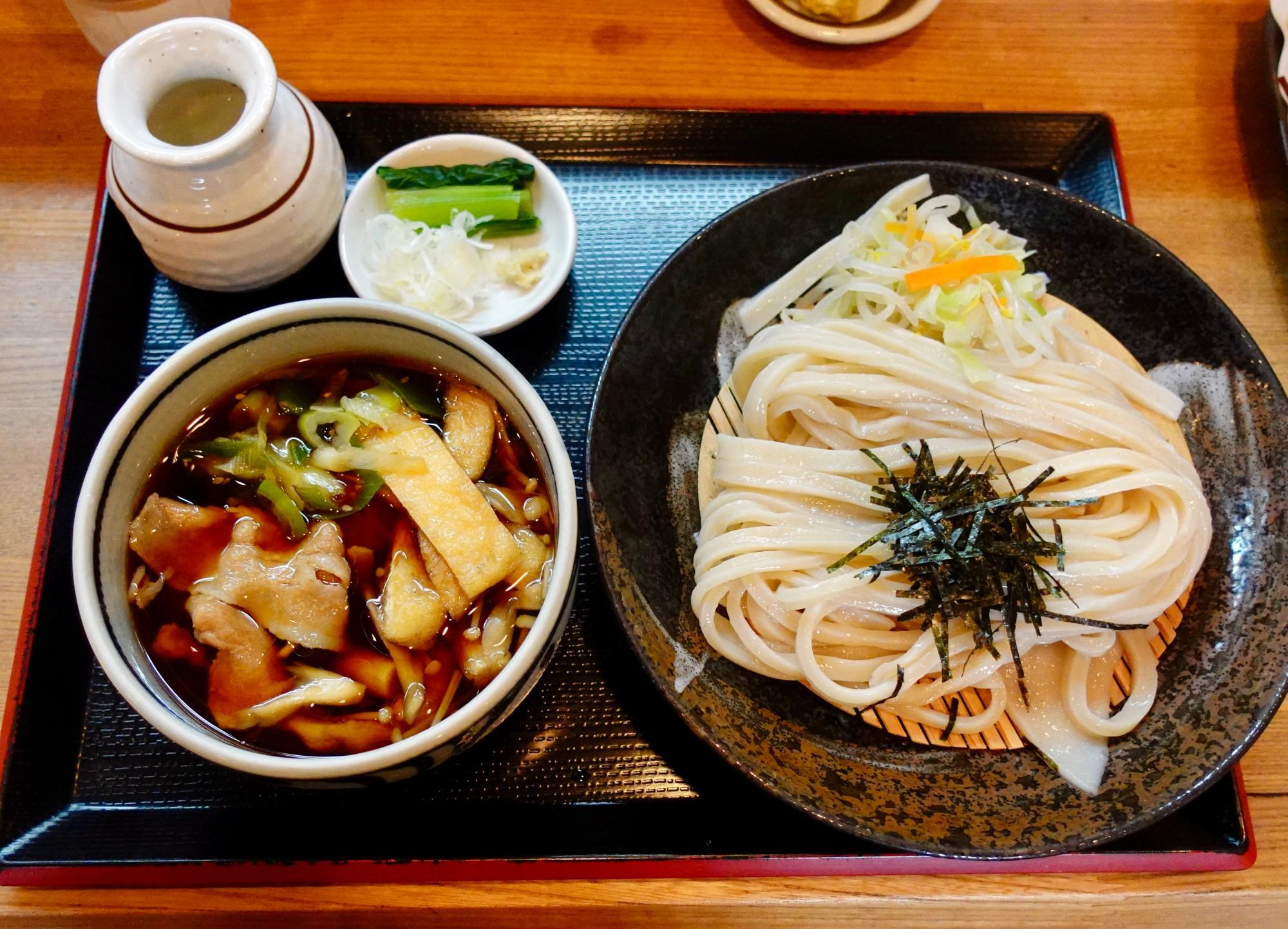 肉きのこ汁つけうどん（並）　930円