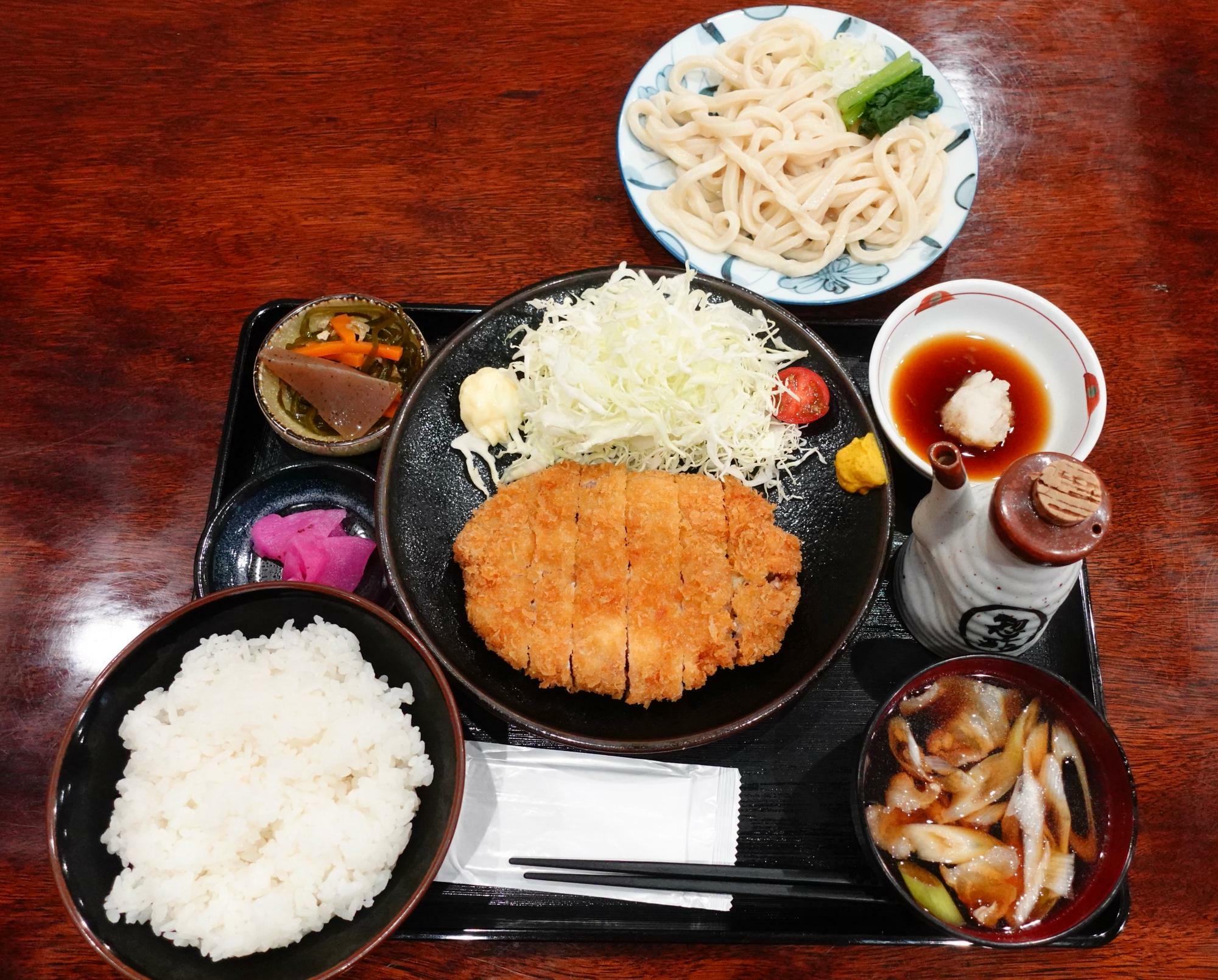 ロースカツ定食（1,030円）＋ざるうどんセット（280円）