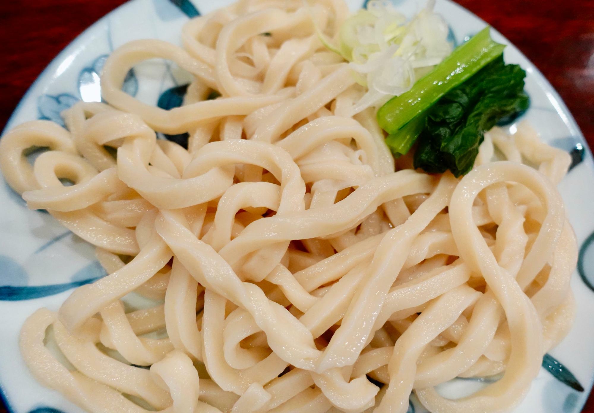 セットのうどんも満足できる量ですね