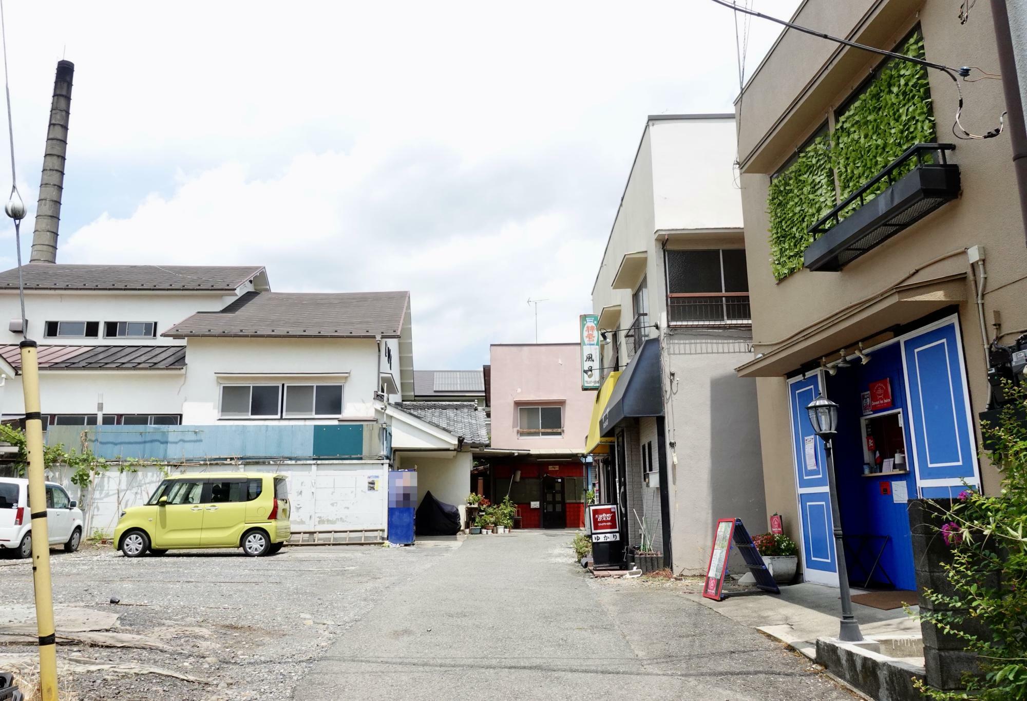 「風呂屋の前」のフレンチキッチン、奥に銭湯の煙突が見えます