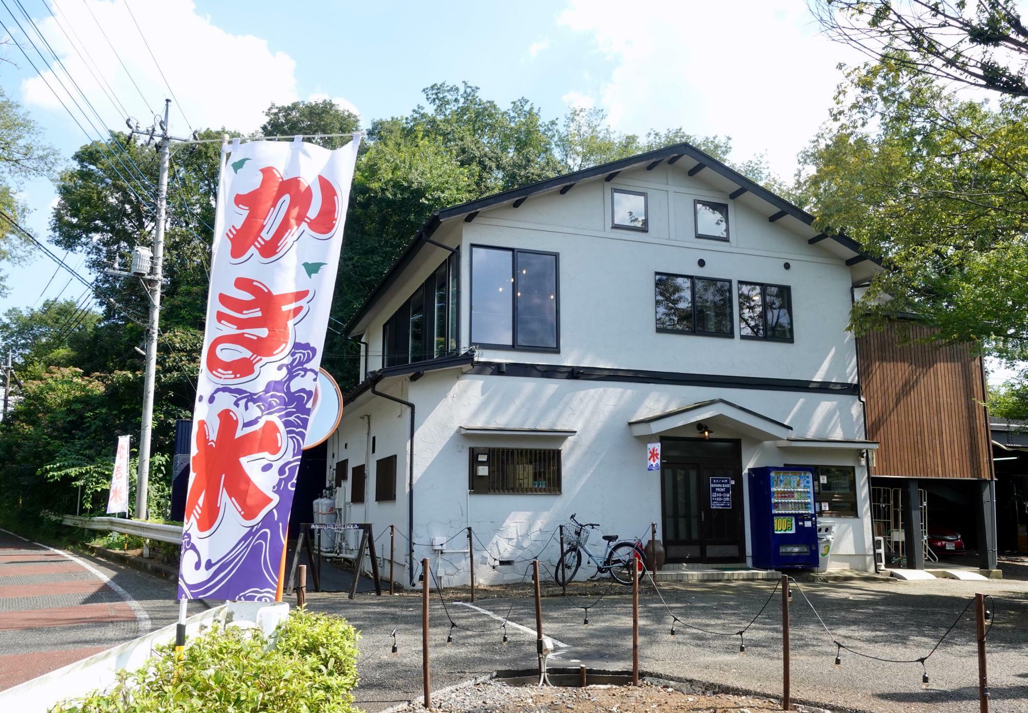 入口横にあるフロントの建物、夏はかき氷もやってます