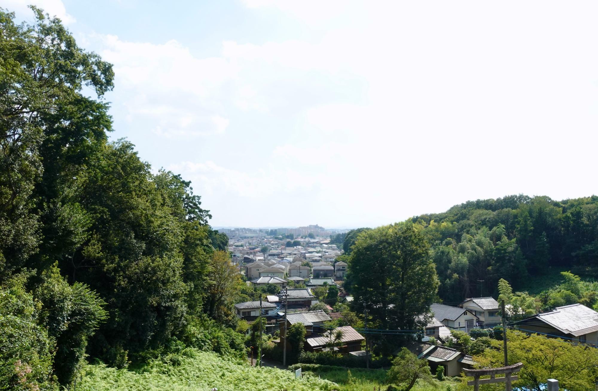 丘陵にあるので街が眼下に見えます