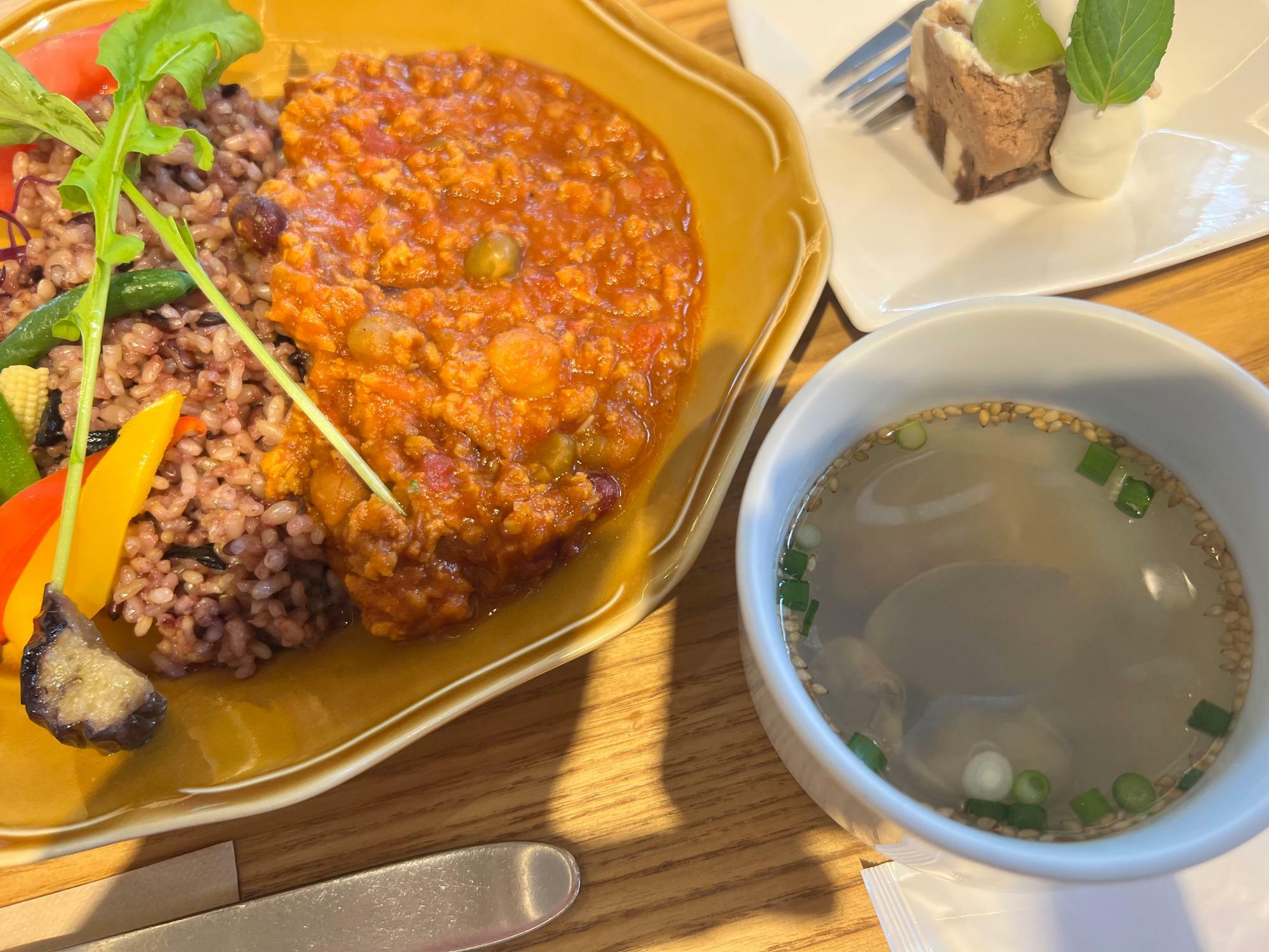 季節野菜の大豆ミートのキーマカレー　1000円（スープ・デザート付き）