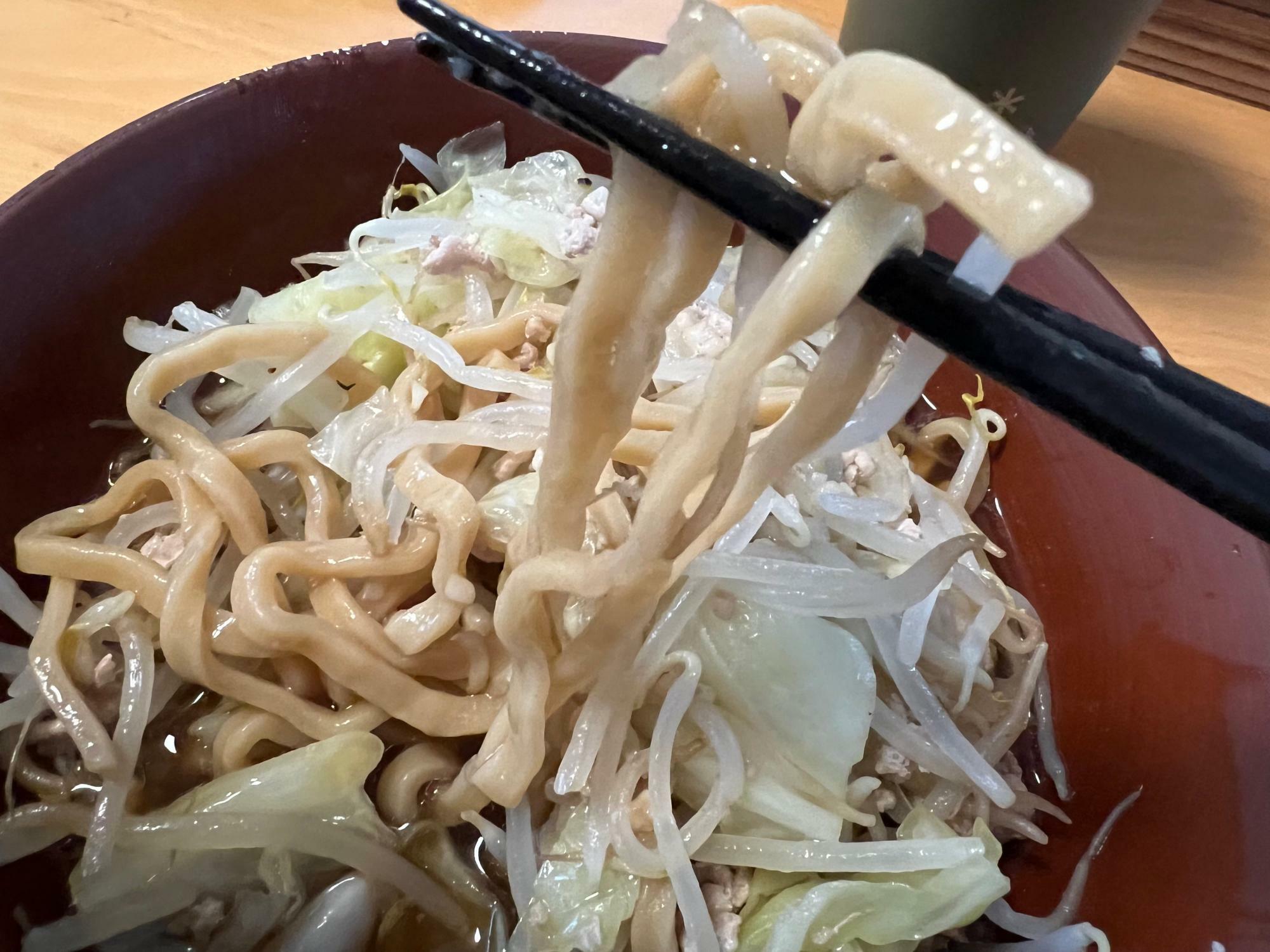 ６分半茹でた麺はもちもちして歯ごたえ抜群！