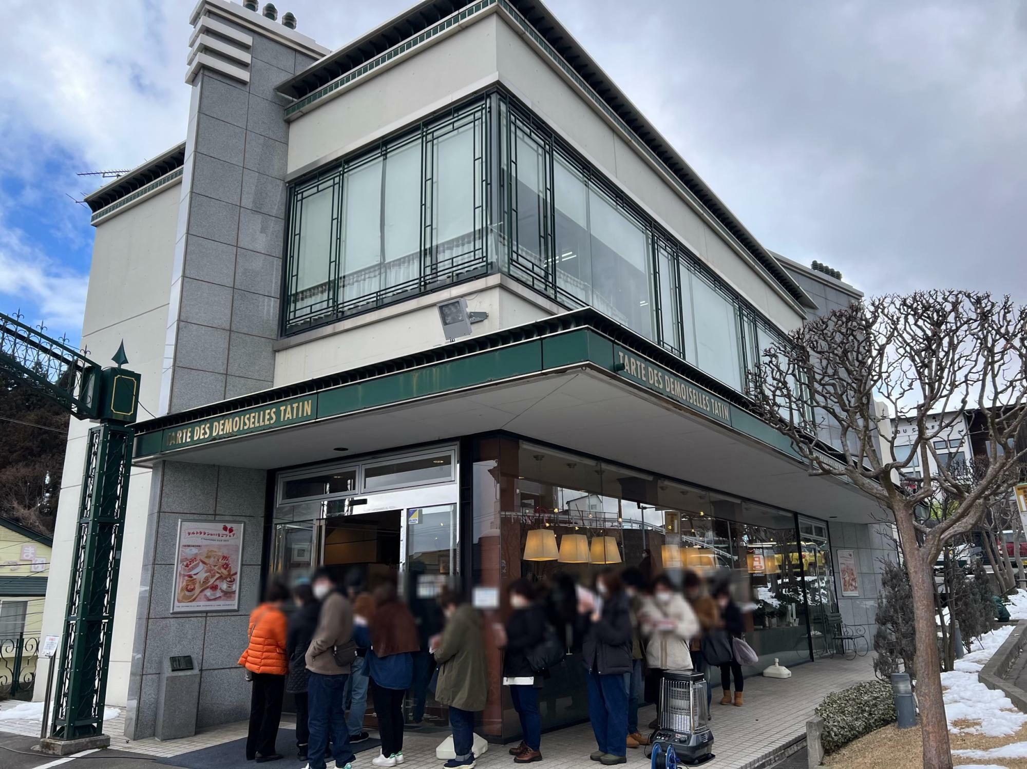 毎年開店前に行列ができるのは知っていましたが、まさかオープン２時間後も行列が続いているとは思いませんでした