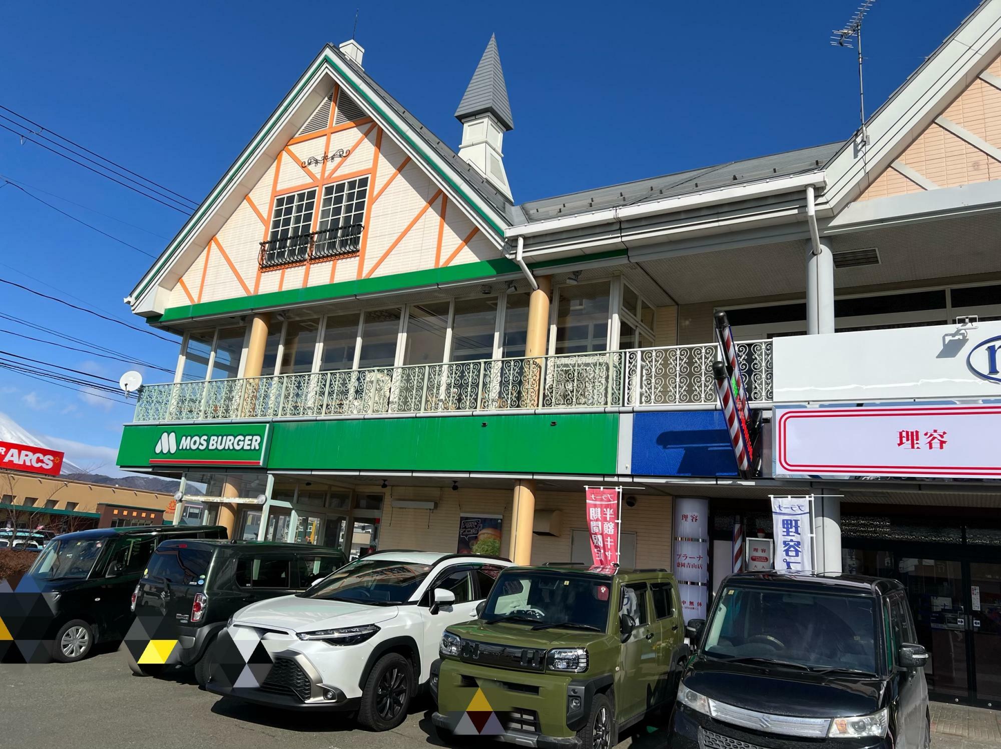 モスバーガー青山店の隣です。