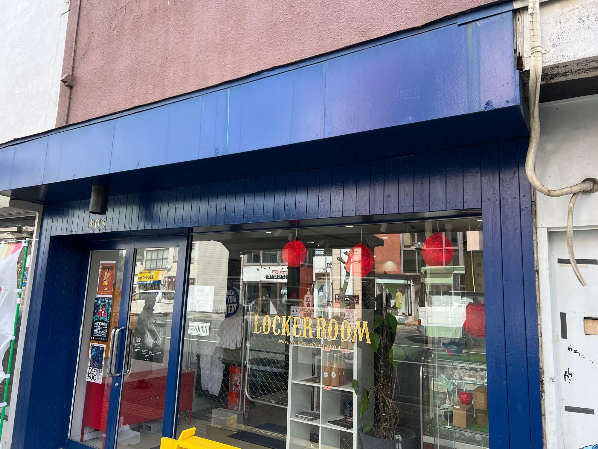青色のお店が目印です。入口入ってすぐ右手が「レインボーアップル」