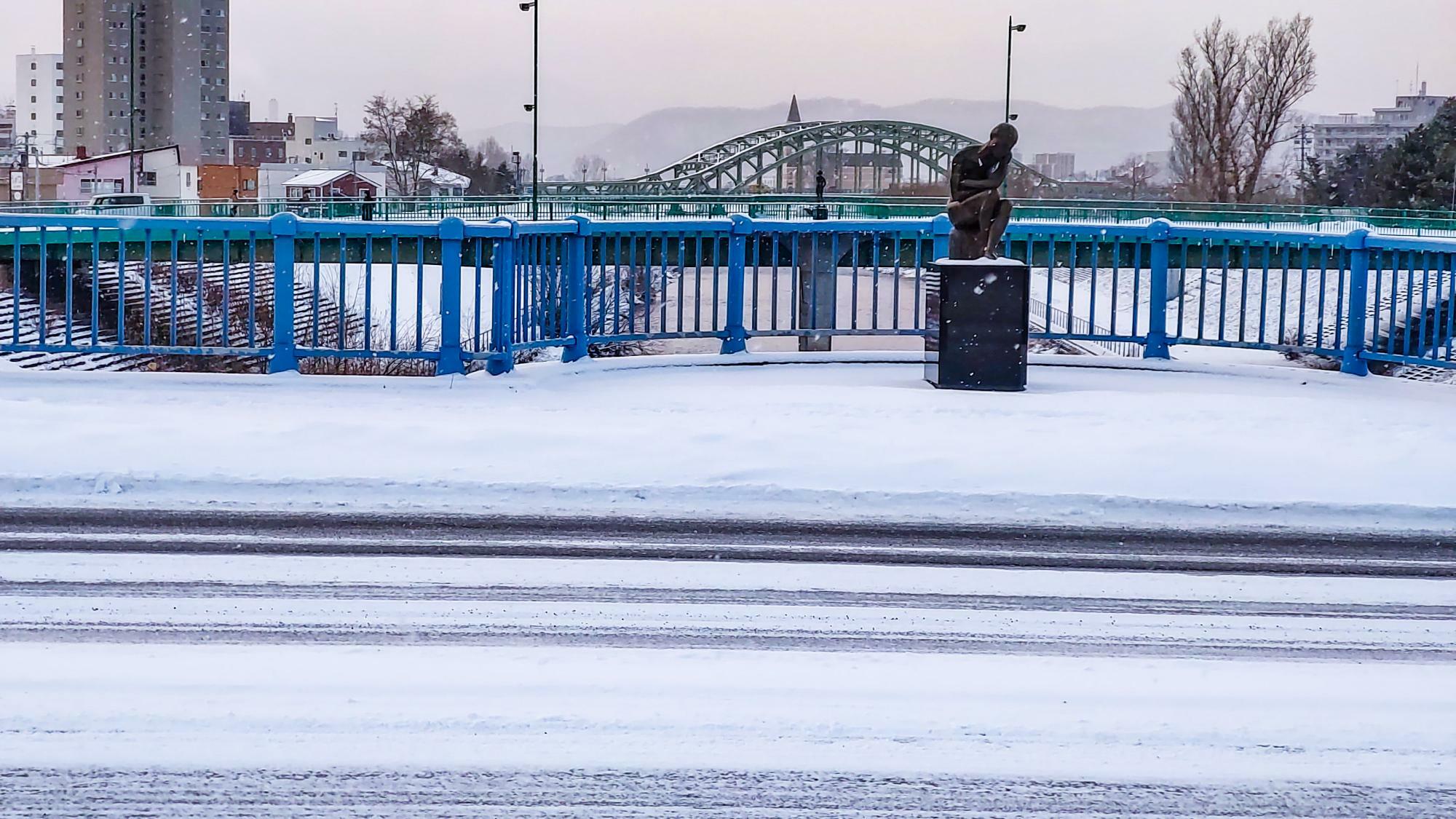 *12/12 14時ごろ、永隆橋付近の様子。凍結・一部ブラックアイスバーン状態
