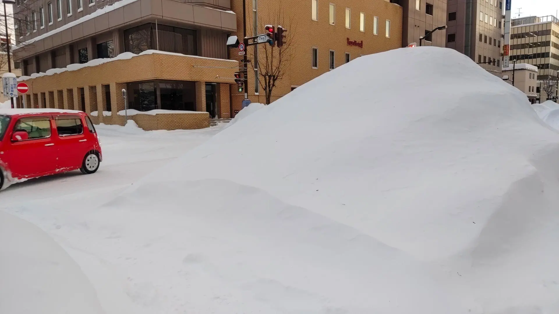 旭川市】除雪状況確認方法を知っていますか？ 大荒れ翌日12/18は除雪が追い付かず歩道に高い雪山が（みゃあ） - エキスパート - Yahoo!ニュース