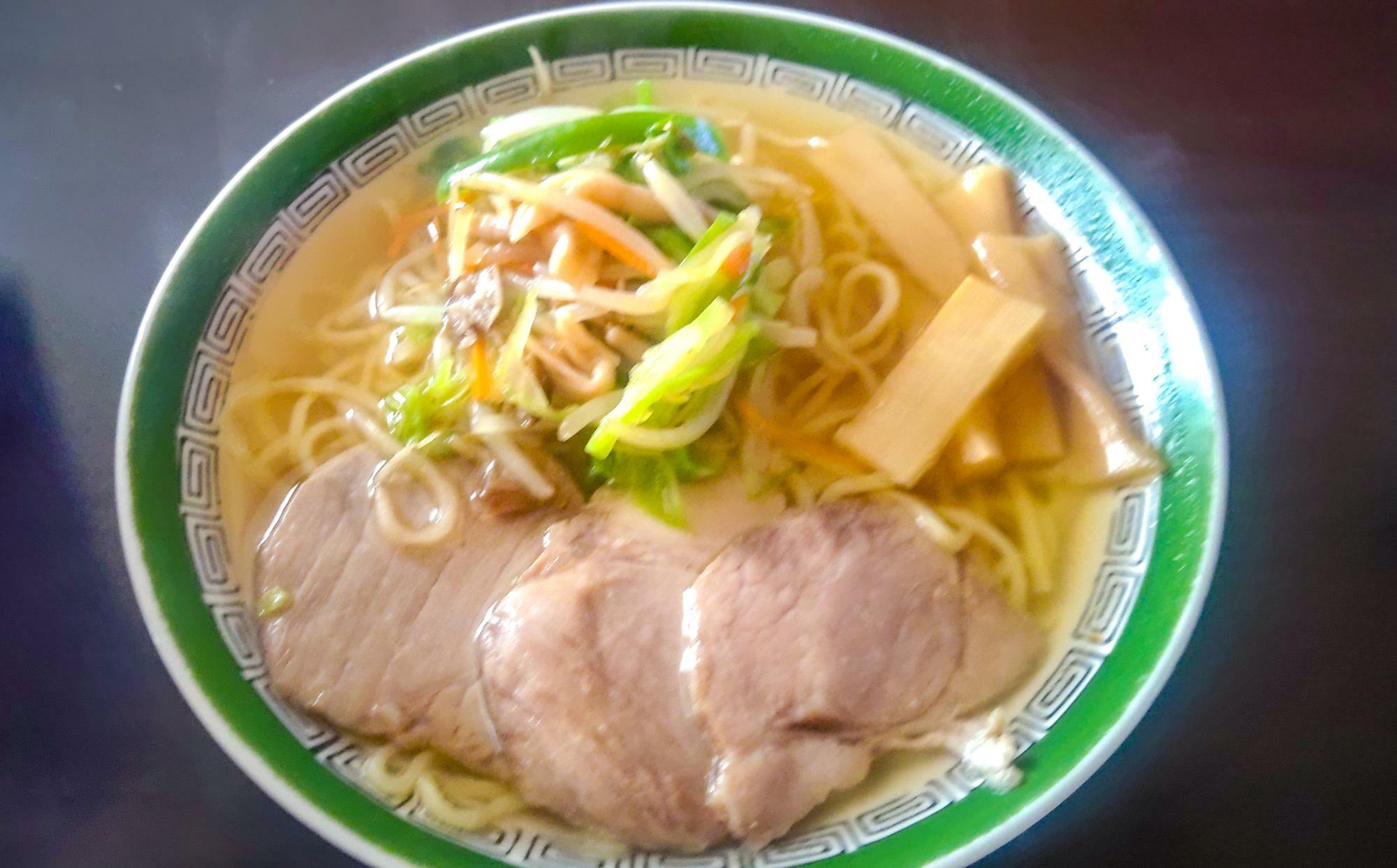 *具材の乗ったラーメンのサンプル写真