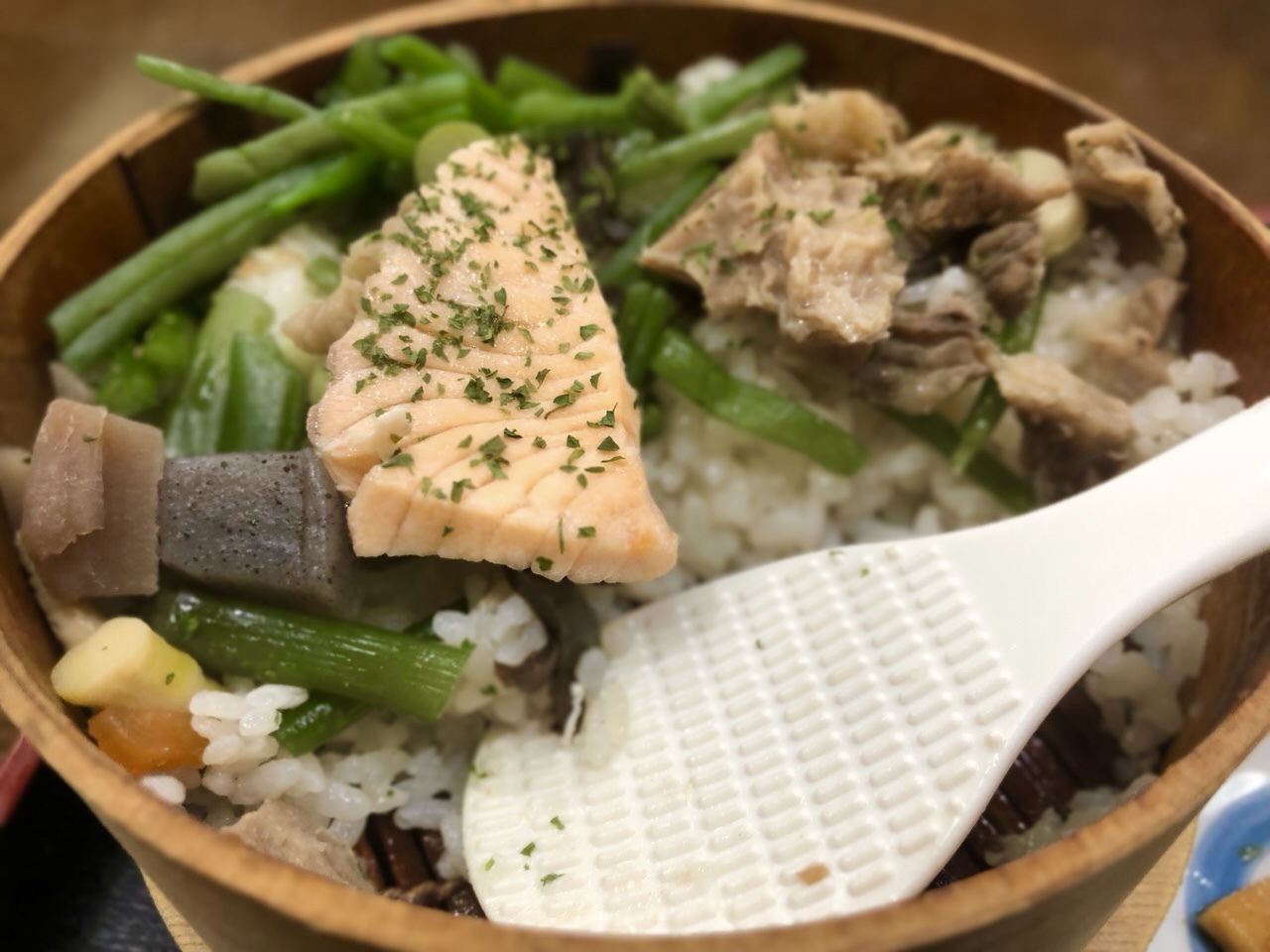 いつまでも温かいまま食べられるわっぱ飯最高！