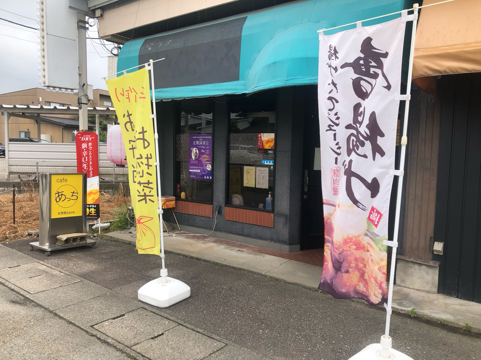 駐車場はお店の裏にあります