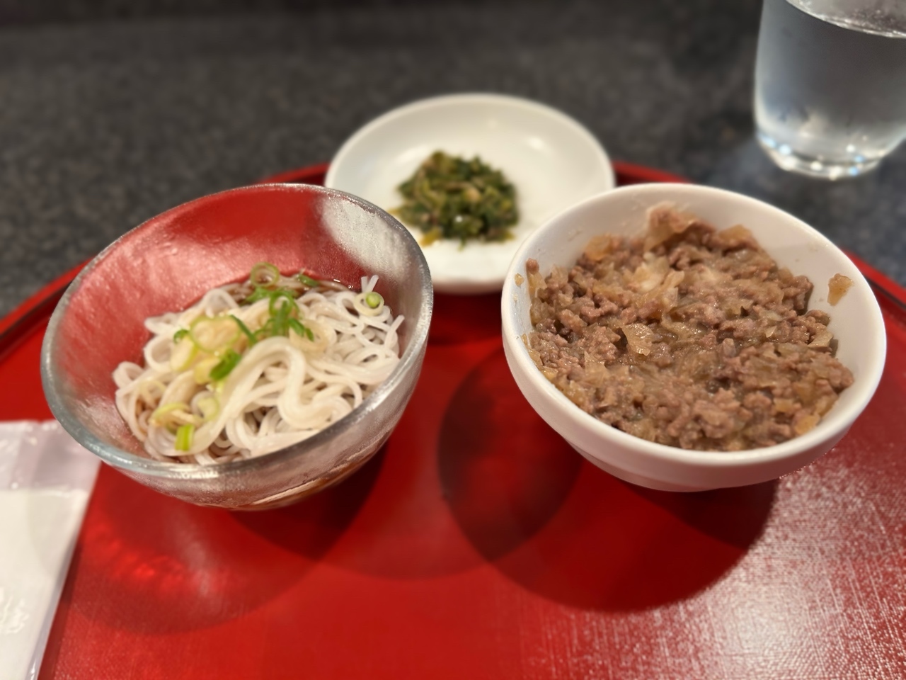 小鉢はソーメンと挽肉とマッシュポテトで漬物は大根の葉っぱ