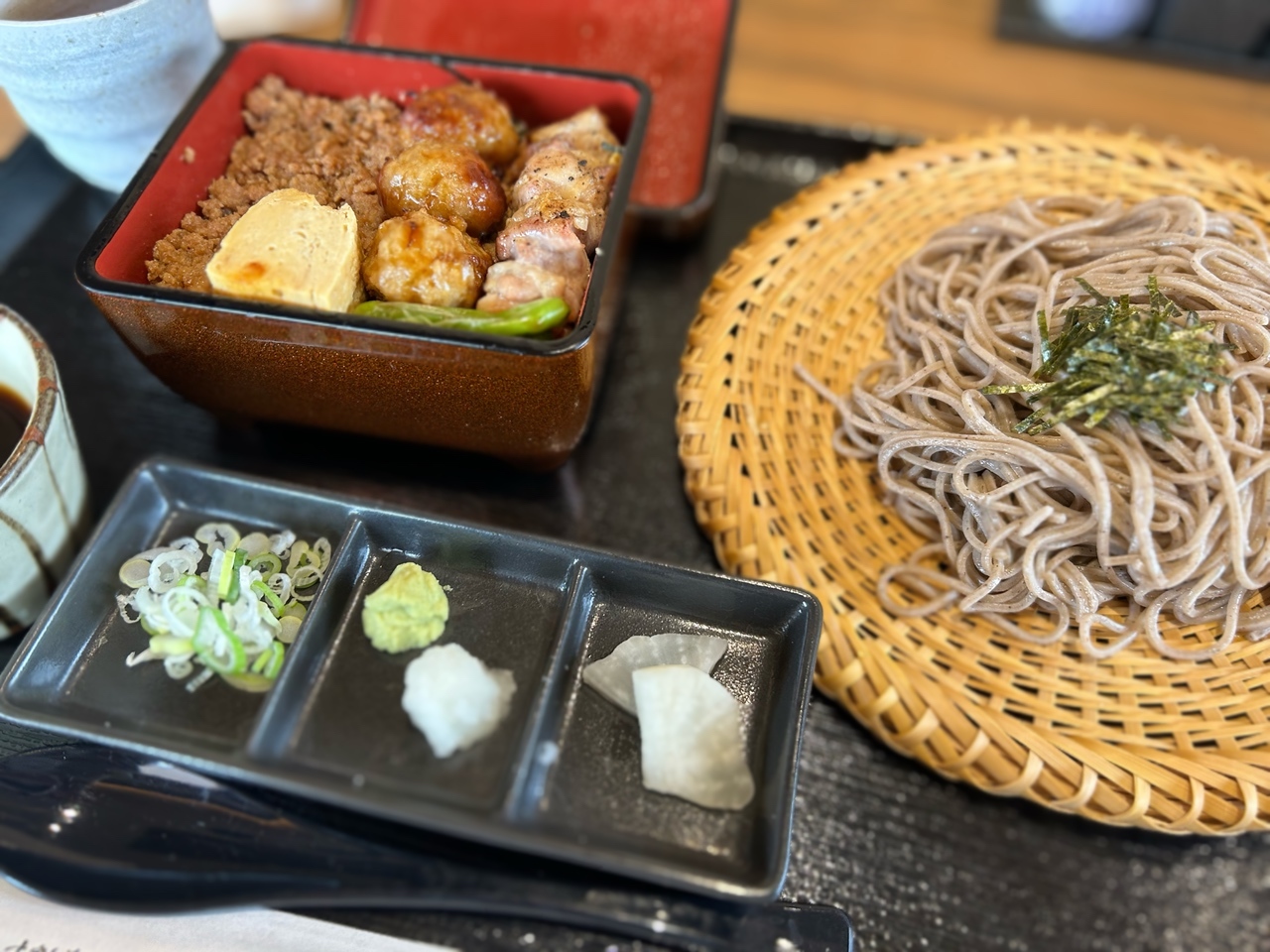 蕎麦も焼鳥も食べられるメニューです