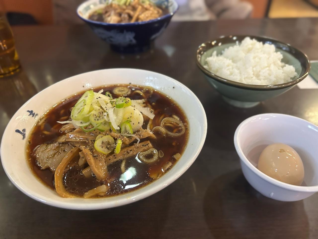 こちらがラーメン小とライス大にトッピングの煮卵