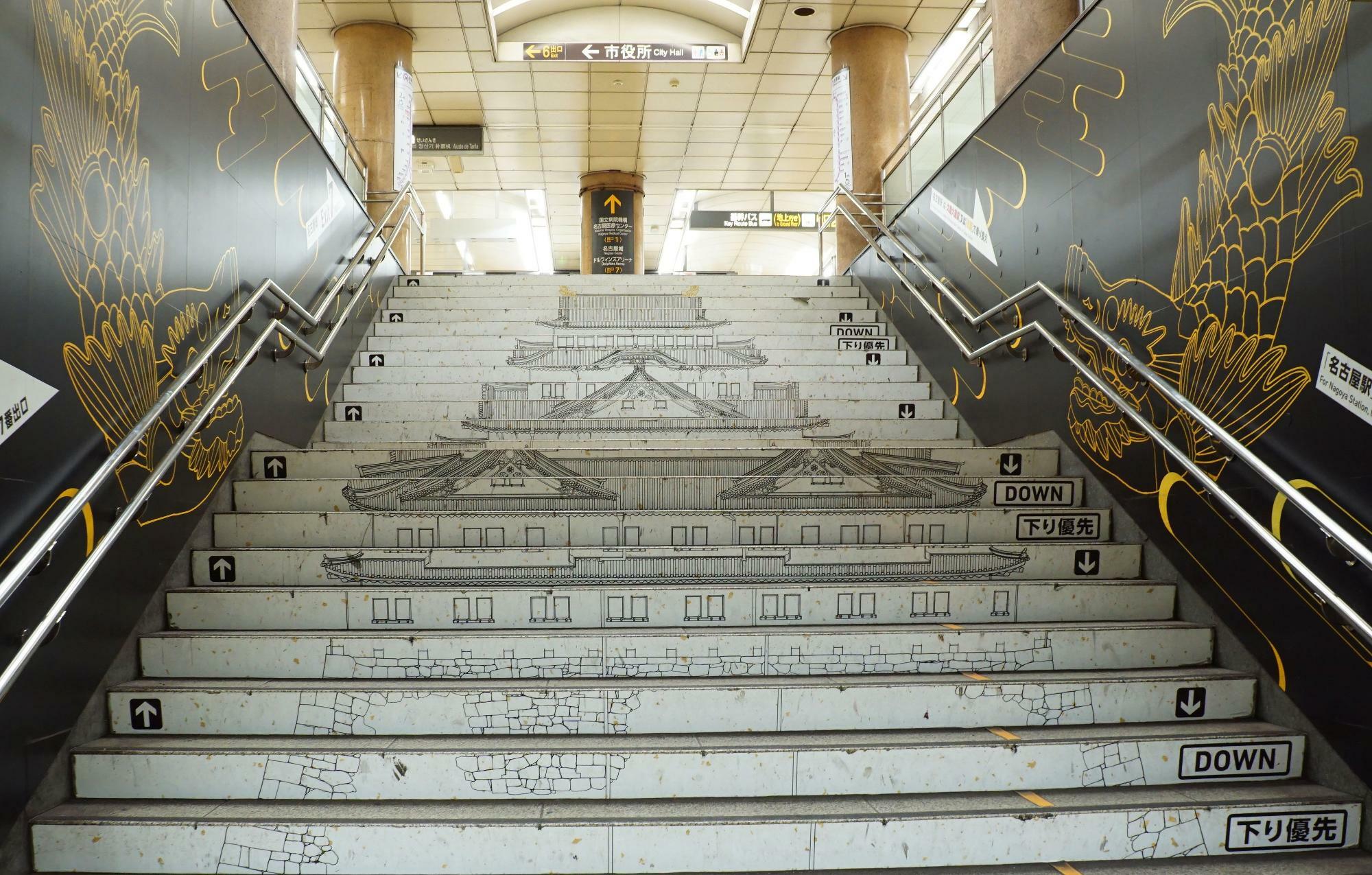 地下鉄市役所駅の名古屋城を描いた階段