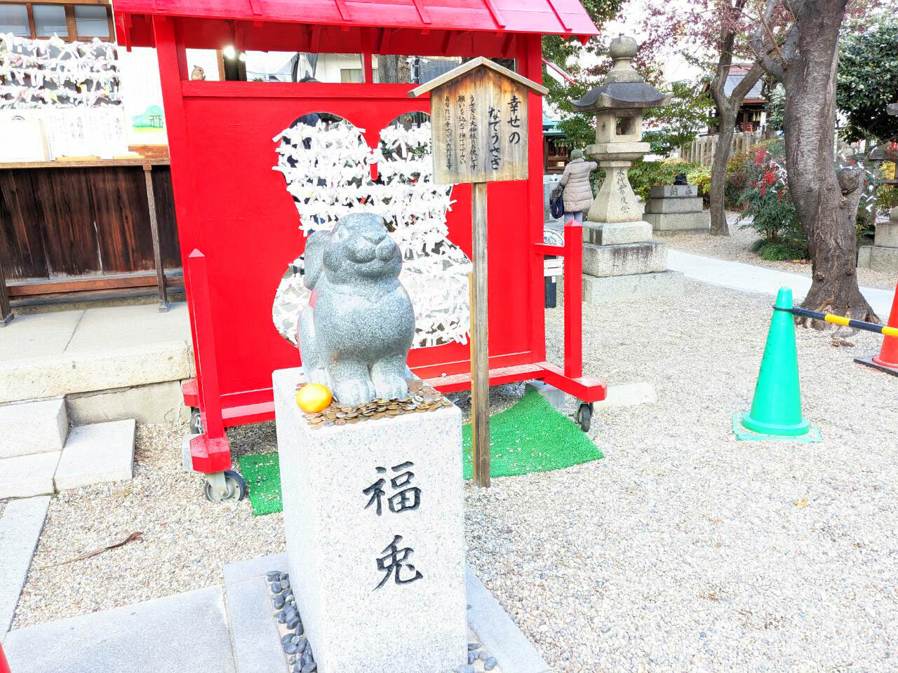 三輪神社の福兎