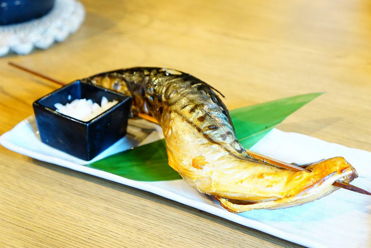 「燻銀名物 鮮魚一本焼き」大トロさばの1本焼き