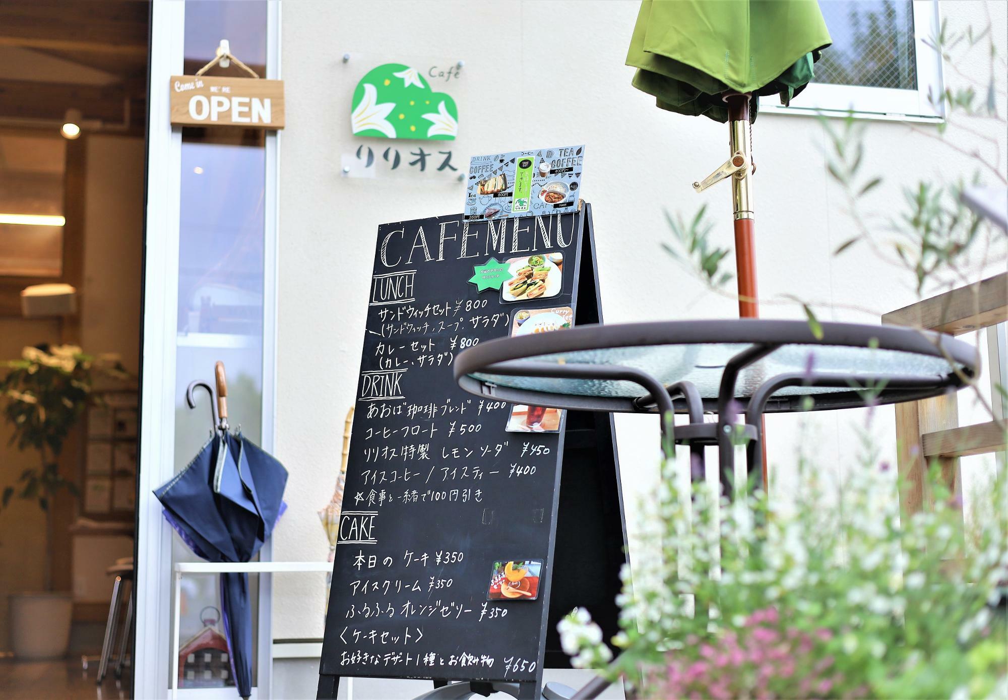Cafeが併設されたしんゆり交流空間リリオスにて編集作業。