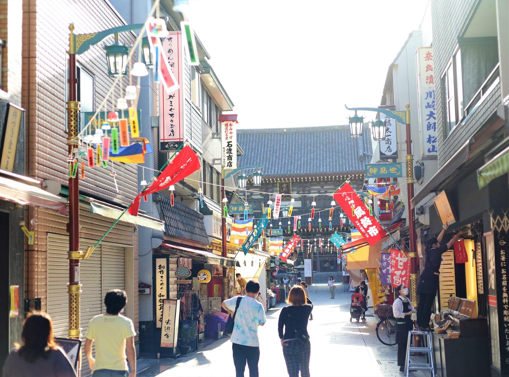 仲見世通り。商店街のいたるところに日本全国45都道府県の風鈴が並び、涼やかな音色が響く。