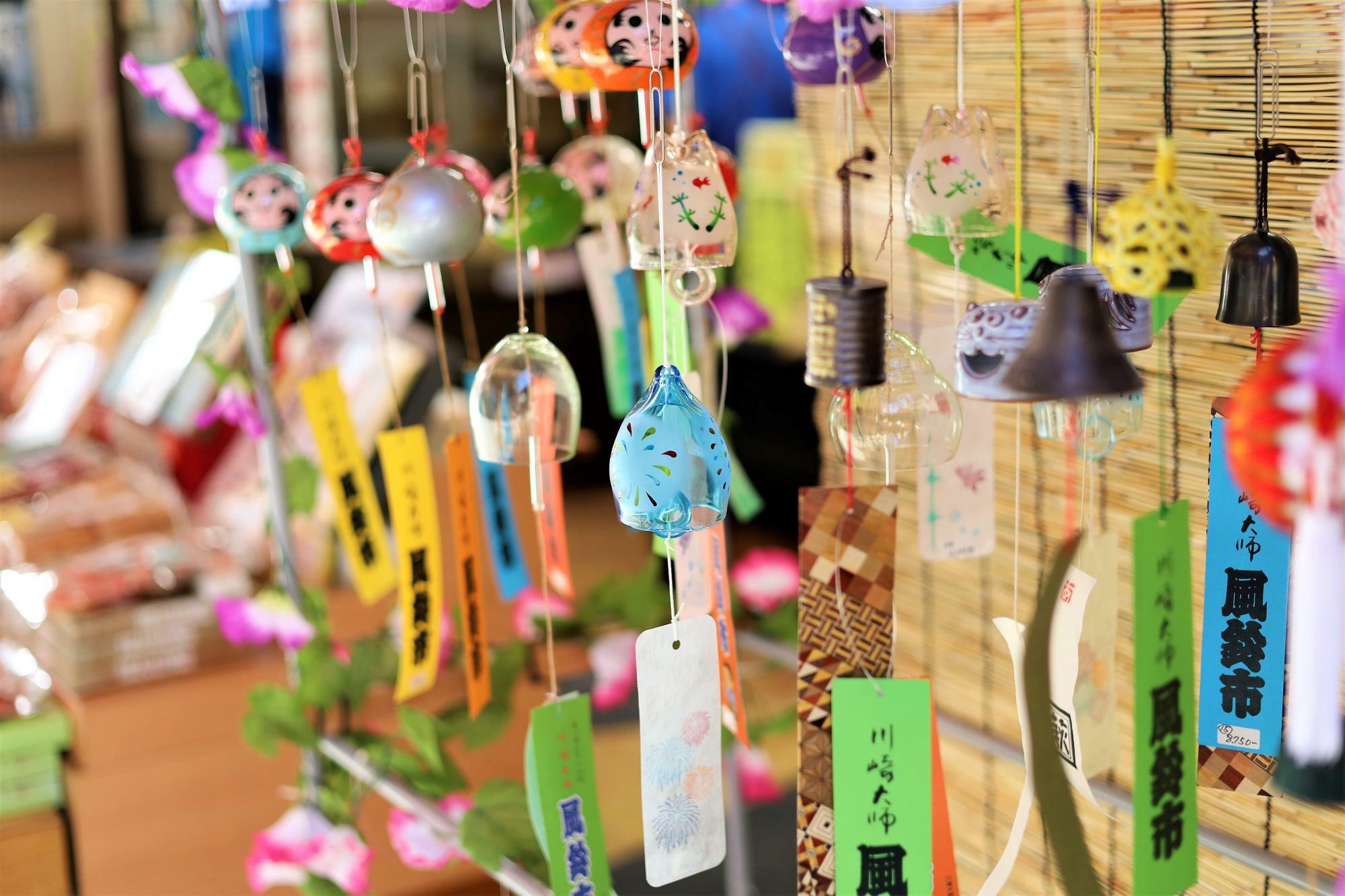 江戸切子や薩摩切子など全国から800種類の風鈴や、五輪公認の南部風鈴なども飾られている。