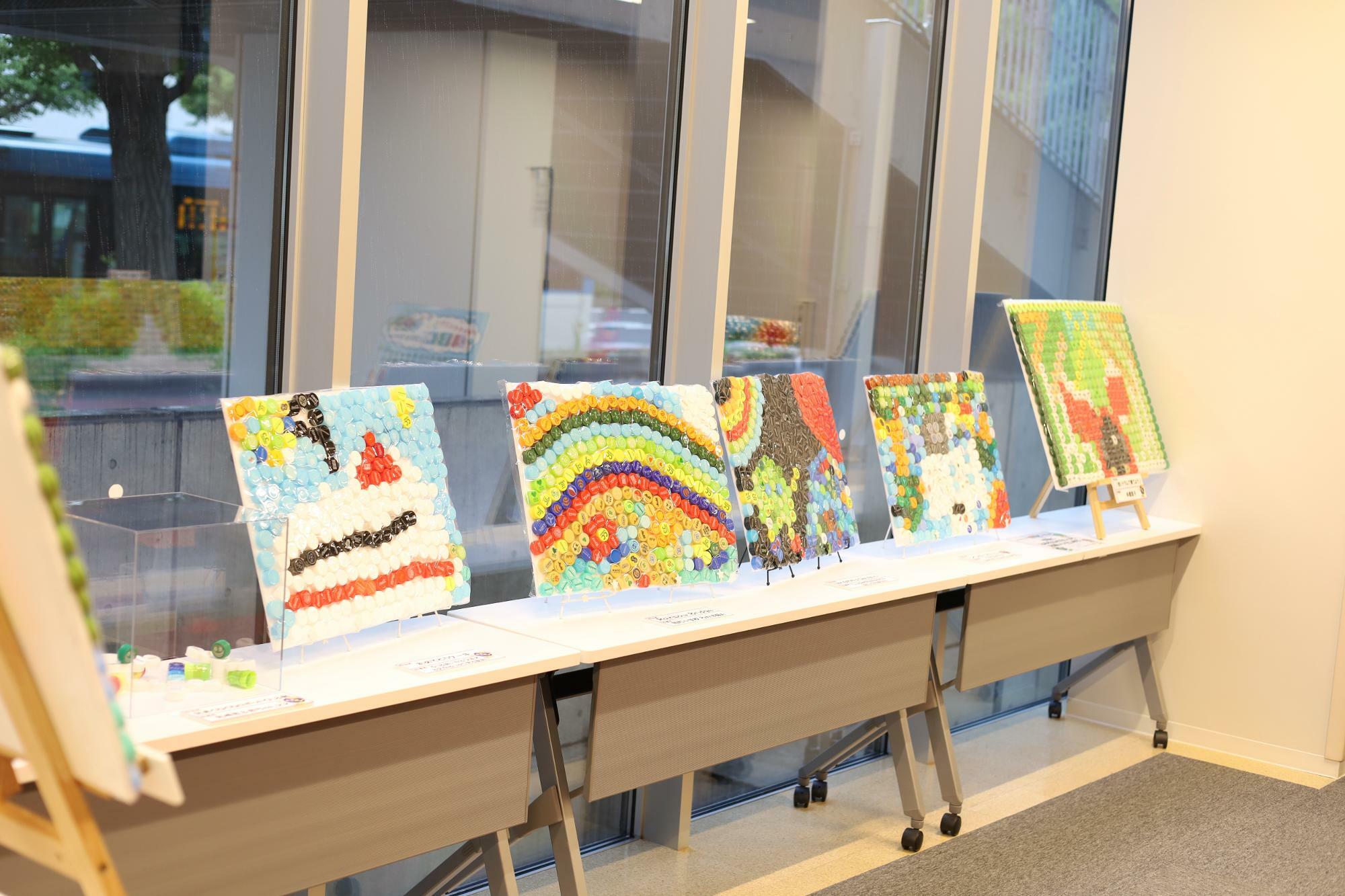 川崎市立旭町小学校や川崎市立宮前平小学校などの子どもたちがアスリートやアーティストと一緒に作った作品も展示。