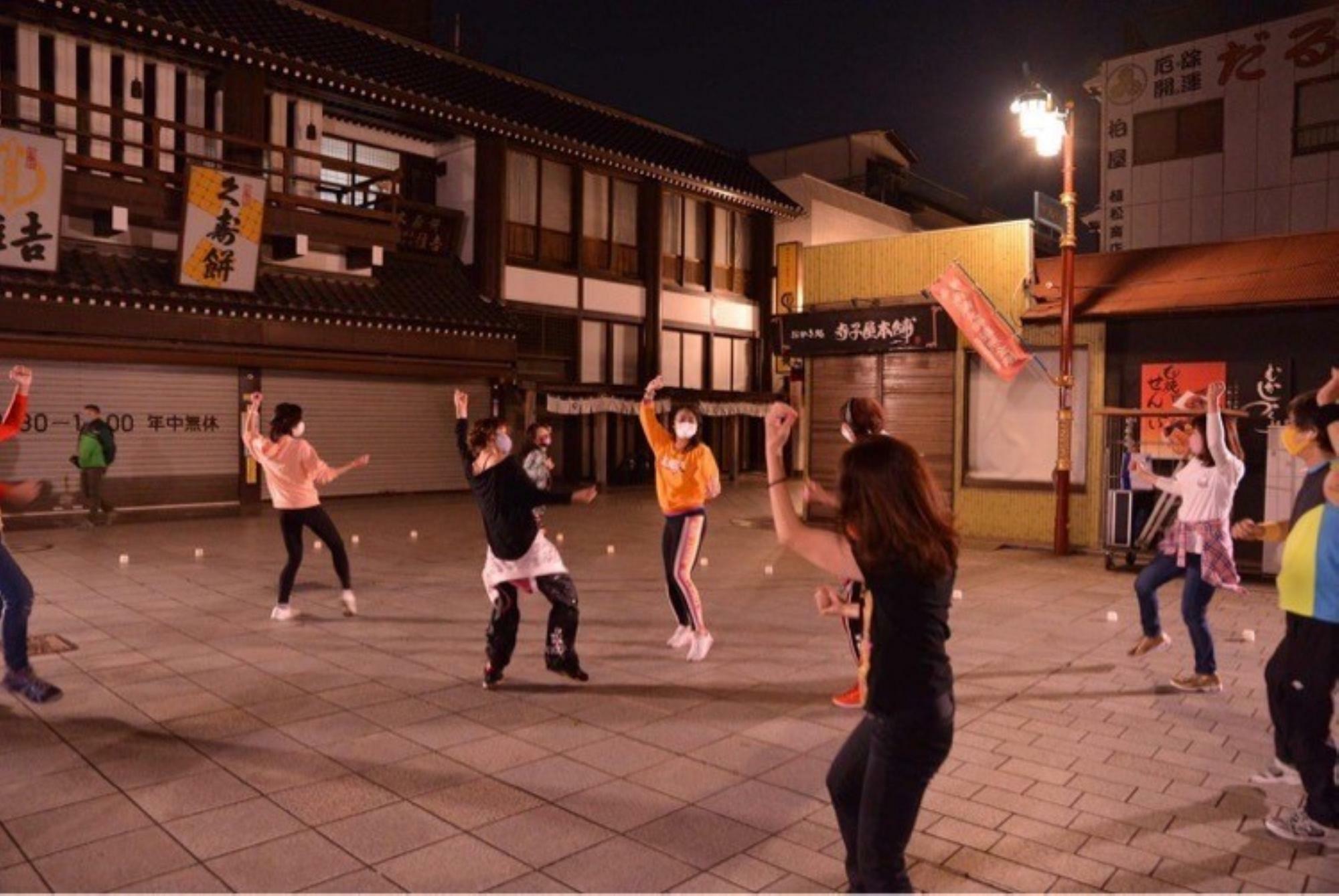 吉川さん（写真中央）によるエクササイズ。「宵ZUMBA」は川崎大師の地域の方々と作っていくイベントのため、ZUMBAが初めてという方も参加しやすい内容にしているという。