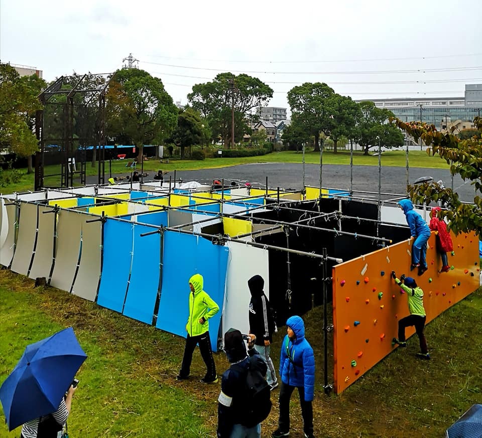 過去、富士見公園にて開催された「パークチャレンジかわさき」の様子。子どもたちのアイデアを取り入れた「巨大迷路」を手作りで創り、そして遊ぶ。
