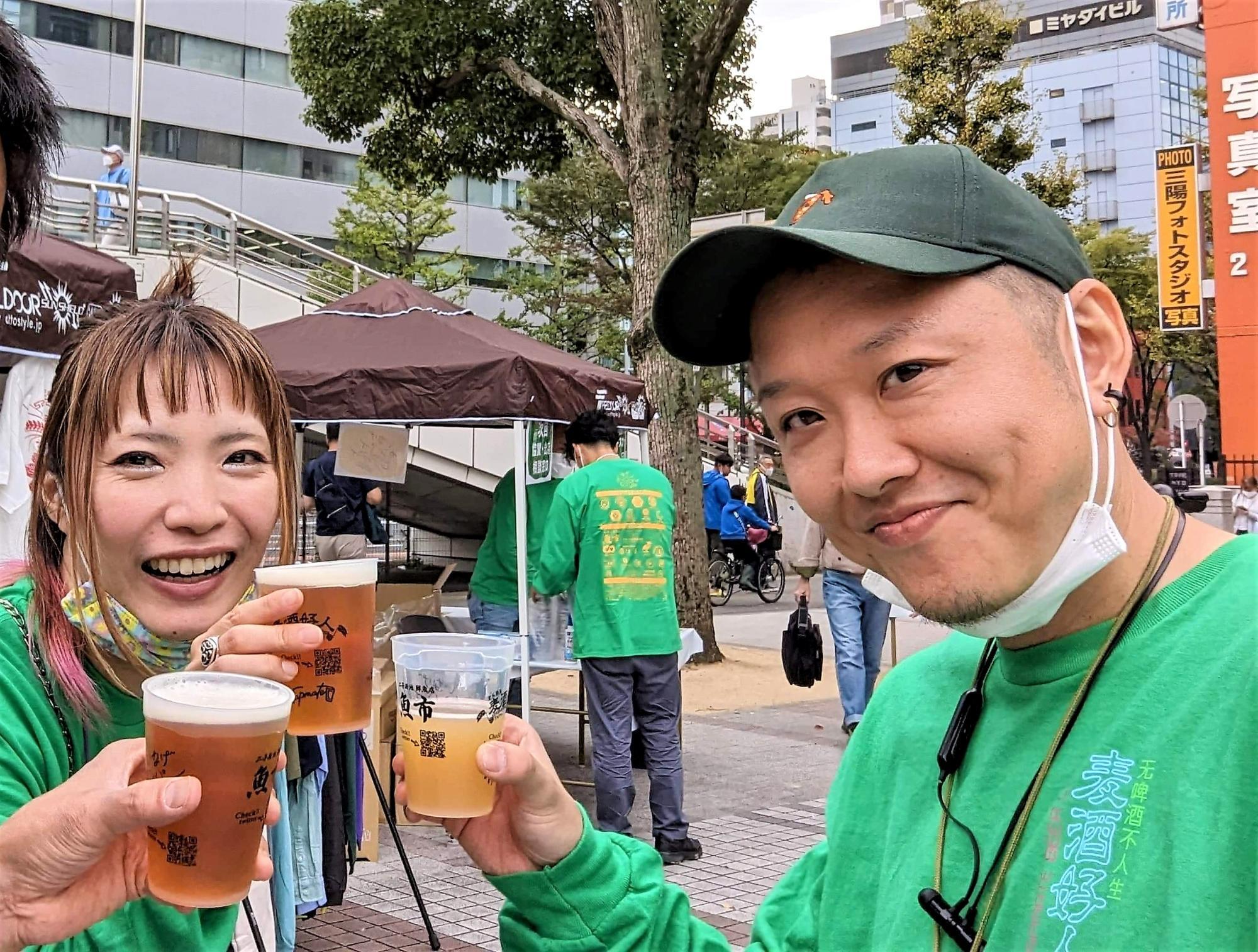 自身も一緒に地元の参加者らとカンパイをする荻原さん（写真 右）。「川崎の新たな景色を創り、毎年待ち遠しくなる街の名物のひとつになれるようなイベントを目指す」と次回への意気込みも語る。