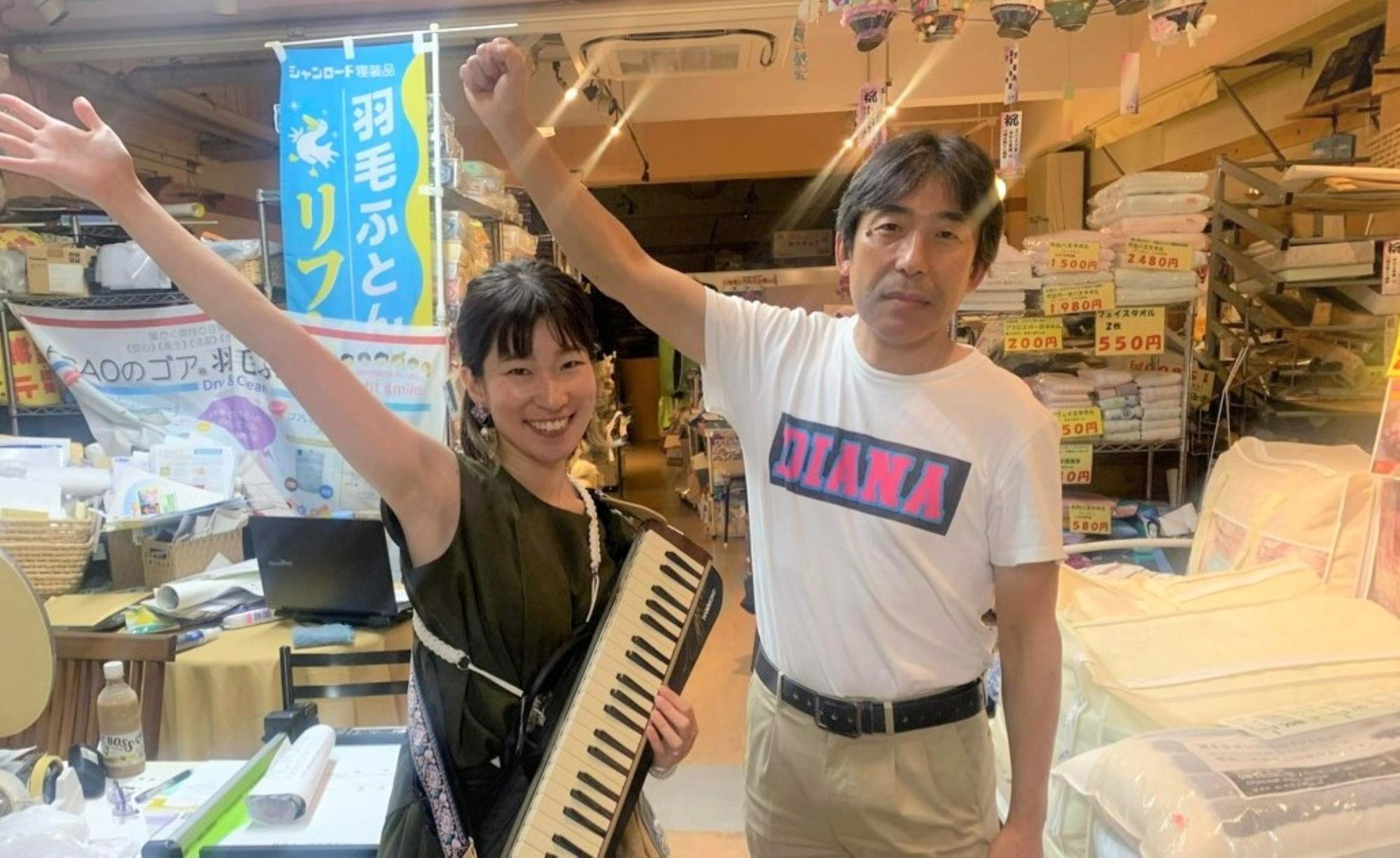 愛知ふとん店のみなさん。ツアーファイナルイベントに向けて、川崎区盛り上げ隊!とともにアイデアを出し合いながら準備を進めている。