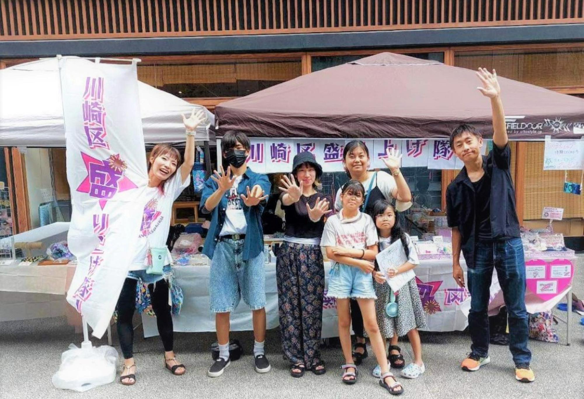 川崎区盛り上げ隊！の皆さん。「自分たちはいつだって『学校を楽しくする為の学園祭』を作っているような気持ち。自分たちが楽しければ、関わってくれる人たちに『楽しい』を伝えていける」と笑顔で話してくれた。